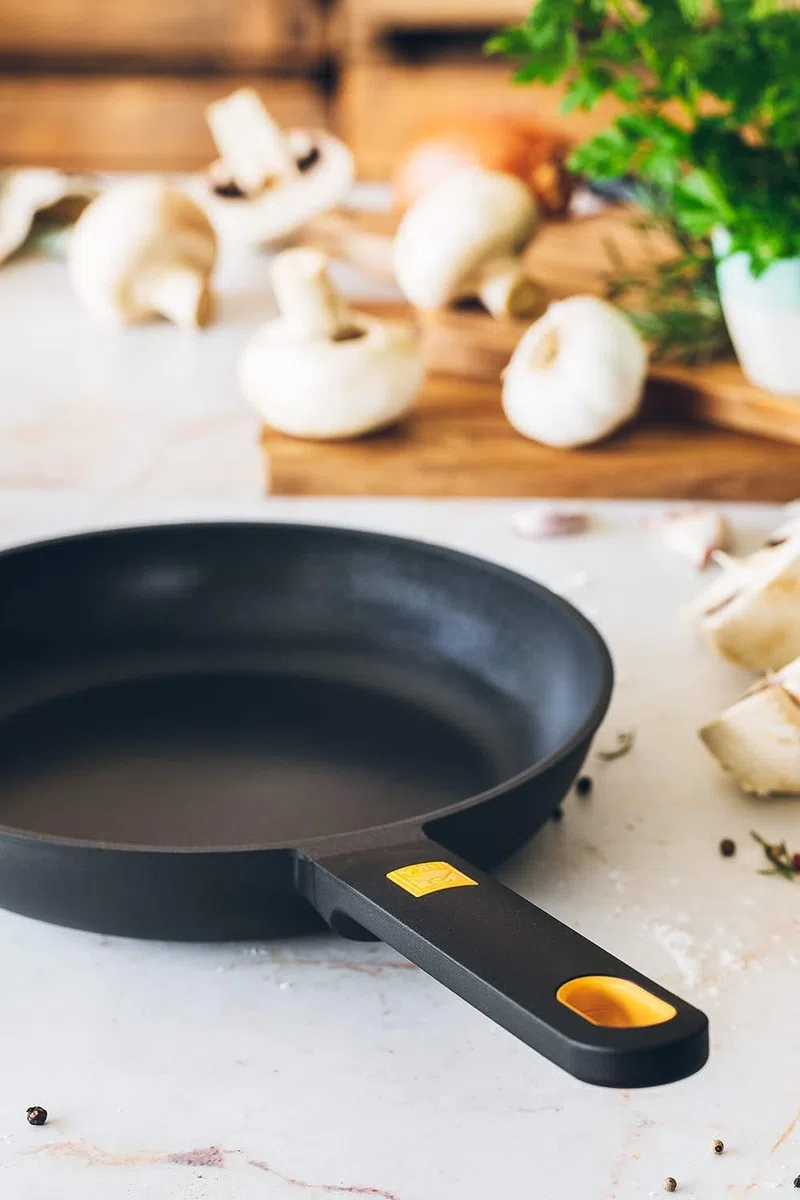 BRA Daily Pro | Sartén 26 cm, negro y amarillo, aluminio fundido, Full Induction, Antiadherente tricapa, apta para todo tipo de cocinas