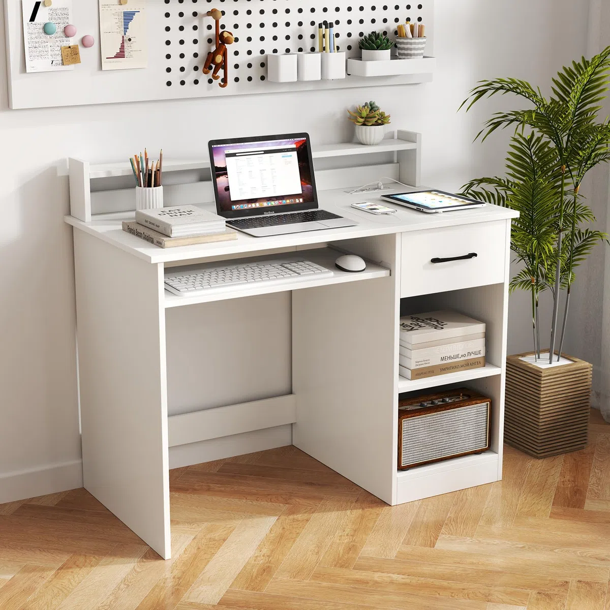 GYMAX Escritorio de Computadora con Estación de Carga, Escritorio de Estudio de 105 CM con Estantes y Cajón, Orificio para Gestión de Cables, Escritorio Moderno y Simple para Dormitorio, Blanco