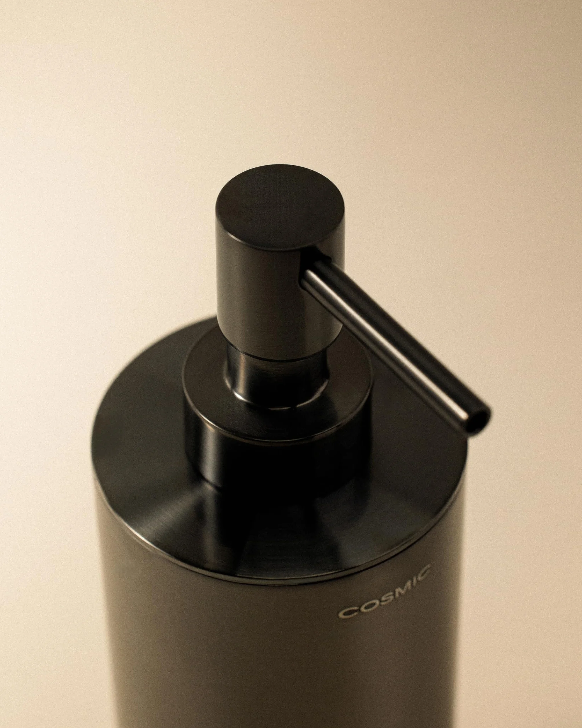 COSMIC Architect SP Dispensador de Jabón para Baño de Diseño Elegante y Circular. Dosificador de Encimera para Aseo y Cocina de Metal. Accesorio Recargable de 240 Ml en Color Cobre Cepillado