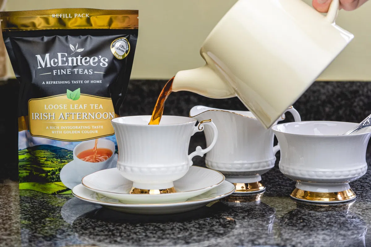 McEntee's Cara - Tetera de cerámica para té crema, 510 ml (1-2 tazas) con infusor extraíble de acero inoxidable