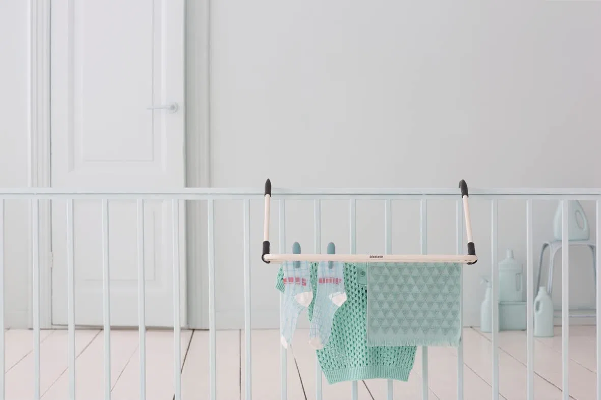 Brabantia - Tendedero para Colgar - Optimiza el Espacio - Brazos Plegables - para Puertas estrechas - con Cierre Inteligente - Sencillo de Instalar - Blanco - 4.5m