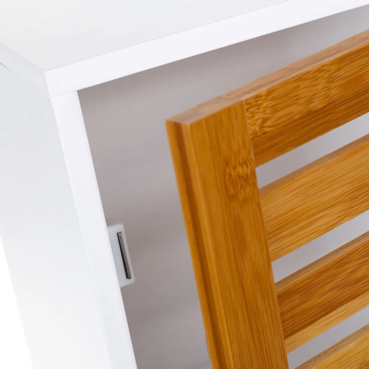 LOLAhome - Armario de baño de Pared Blanco y Madera de bambú de 53x30x18 cm con Puerta de persiana. Solución práctica de almacenaje para Productos de Aseo con Estilo nórdico y ordenado