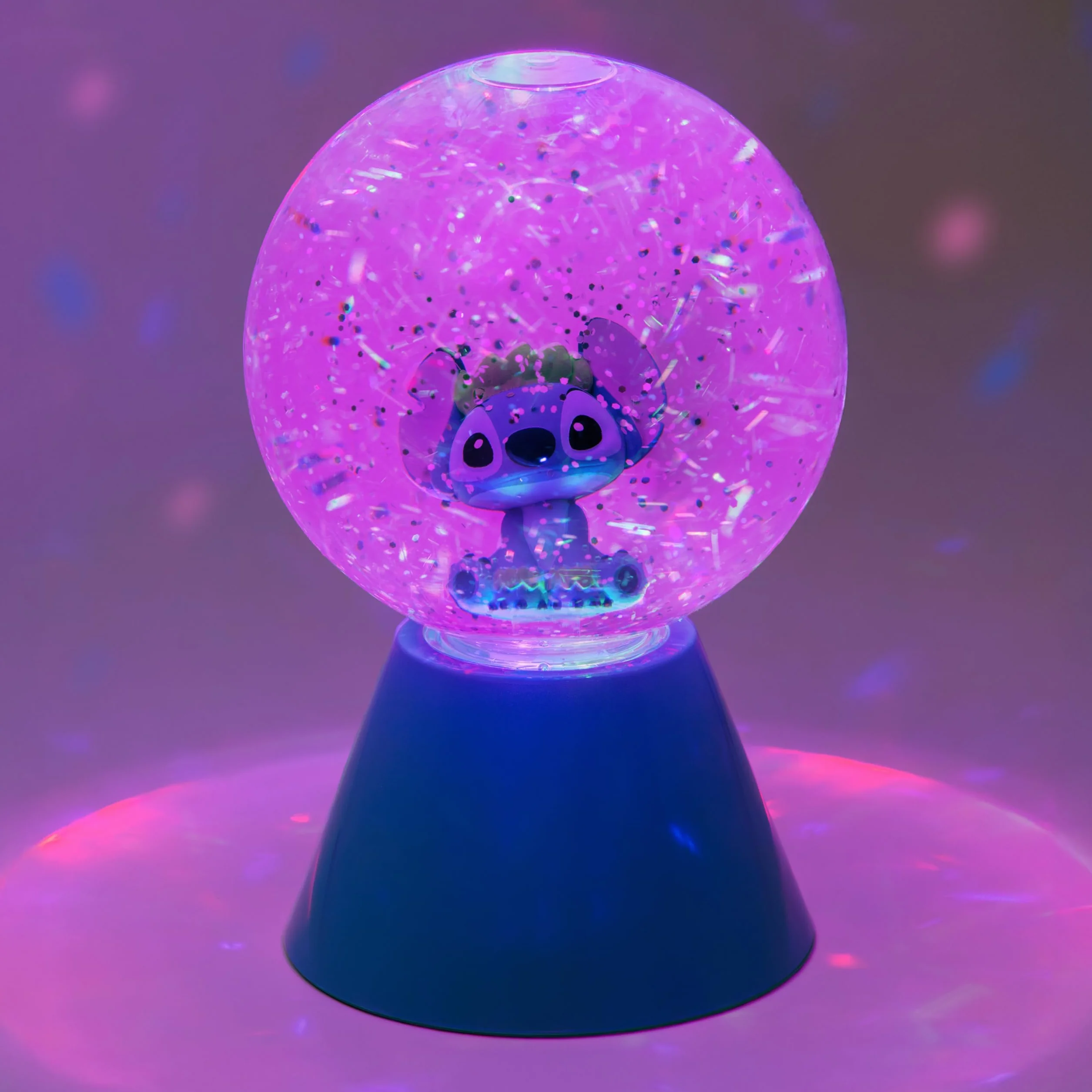 Paladone - Bola LED con purpurina de Lilo y Stitch de Disney, globo de nieve luminoso que cambia de color con licencia oficial para niños, adolescentes y adultos, diseño compacto