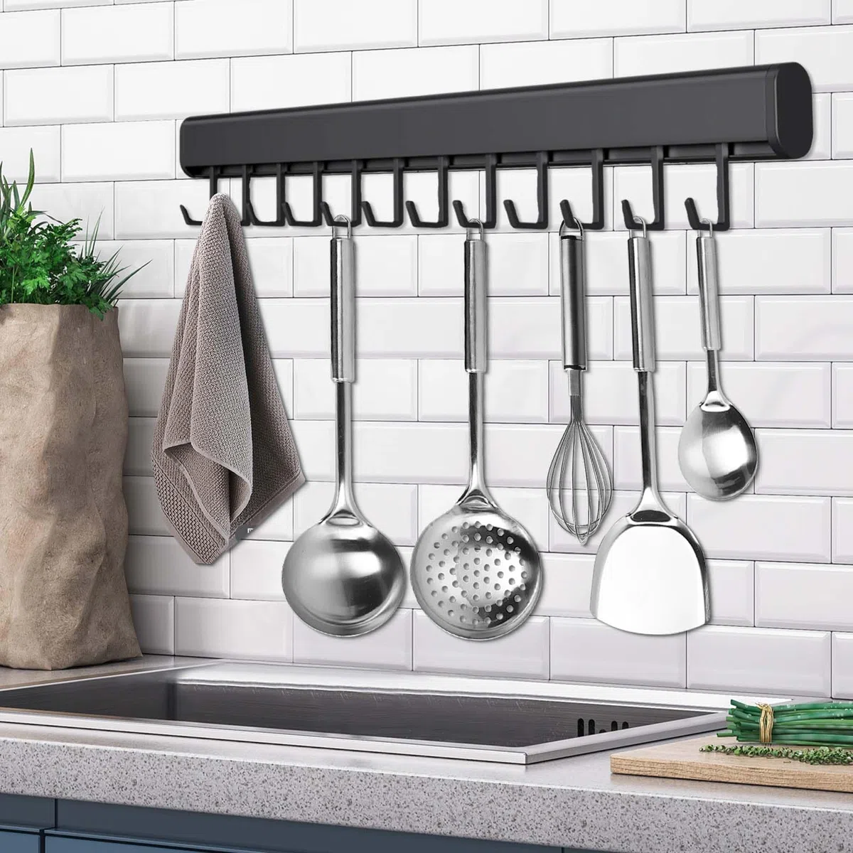 Naapesi Colgador Utensilios Cocina 10 Ganchos, Soporte Utensilios Sin Taladro, Estante Colgante de Cocina, 50CM, Aluminio, Negro, Autoadhesiva, Soporte de Utensilios para Kitchen/Baño/Armario