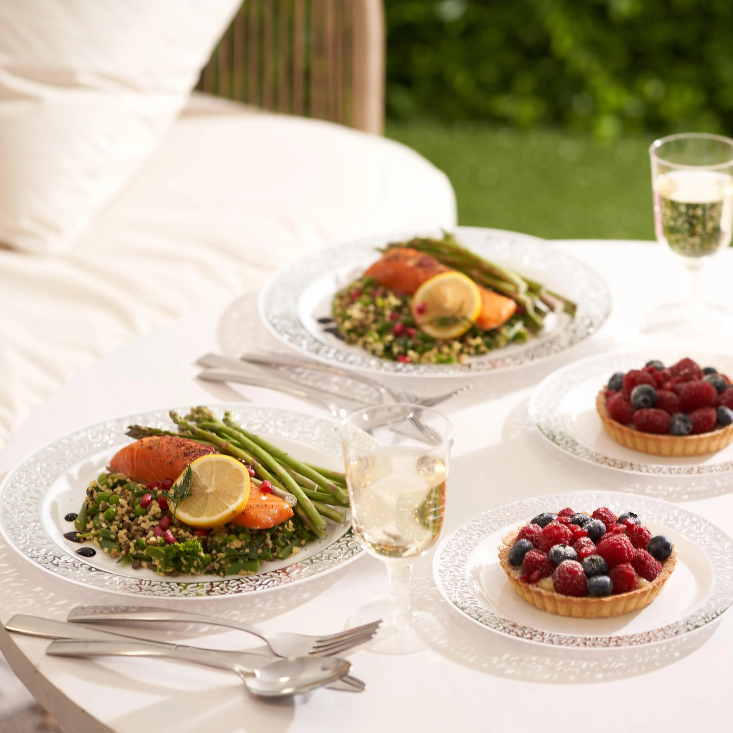 MATANA 40 Platos de Plástico Blanco Premium con Borde Plateado (2 Tamaños: 20 x 26cm, 20 x 19cm) - Elegantes, Resistentes y Reutilizables - Bodas, Cumpleaños, Barbacoas, Navidad, Fiestas