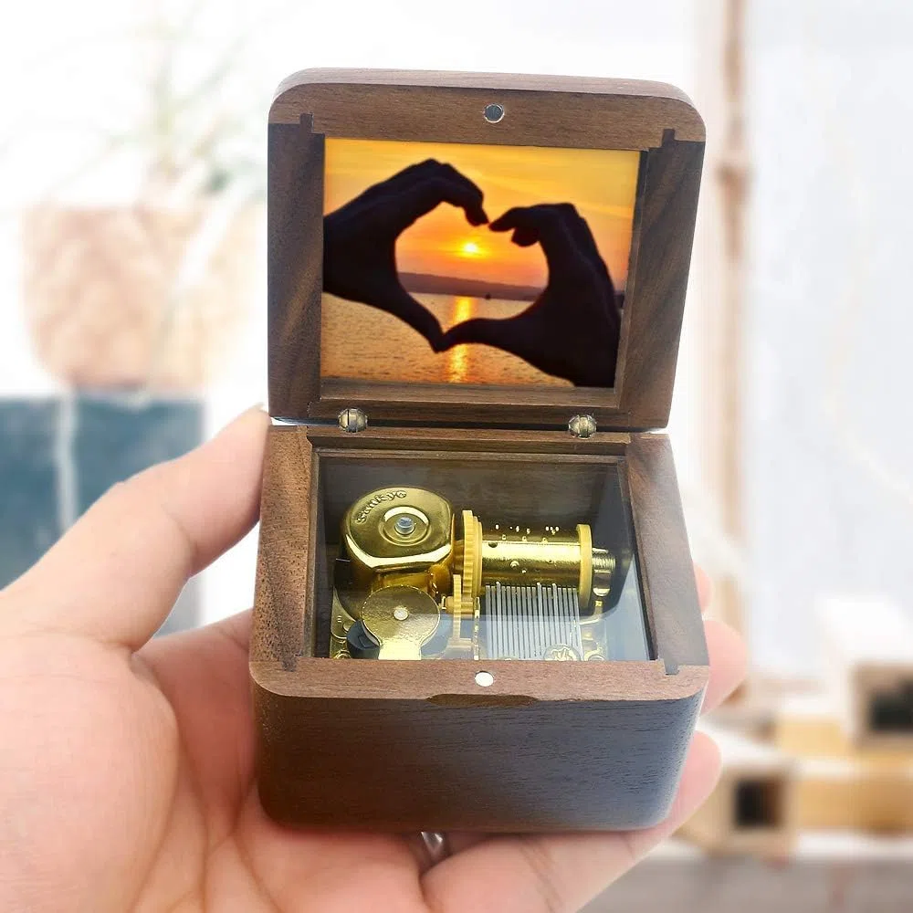 Sinzyo Caja de música de Madera con Foto Personalizable San Valentín Regalo(Caja de Nogal con carácter, Melody:La Vie en Rose)