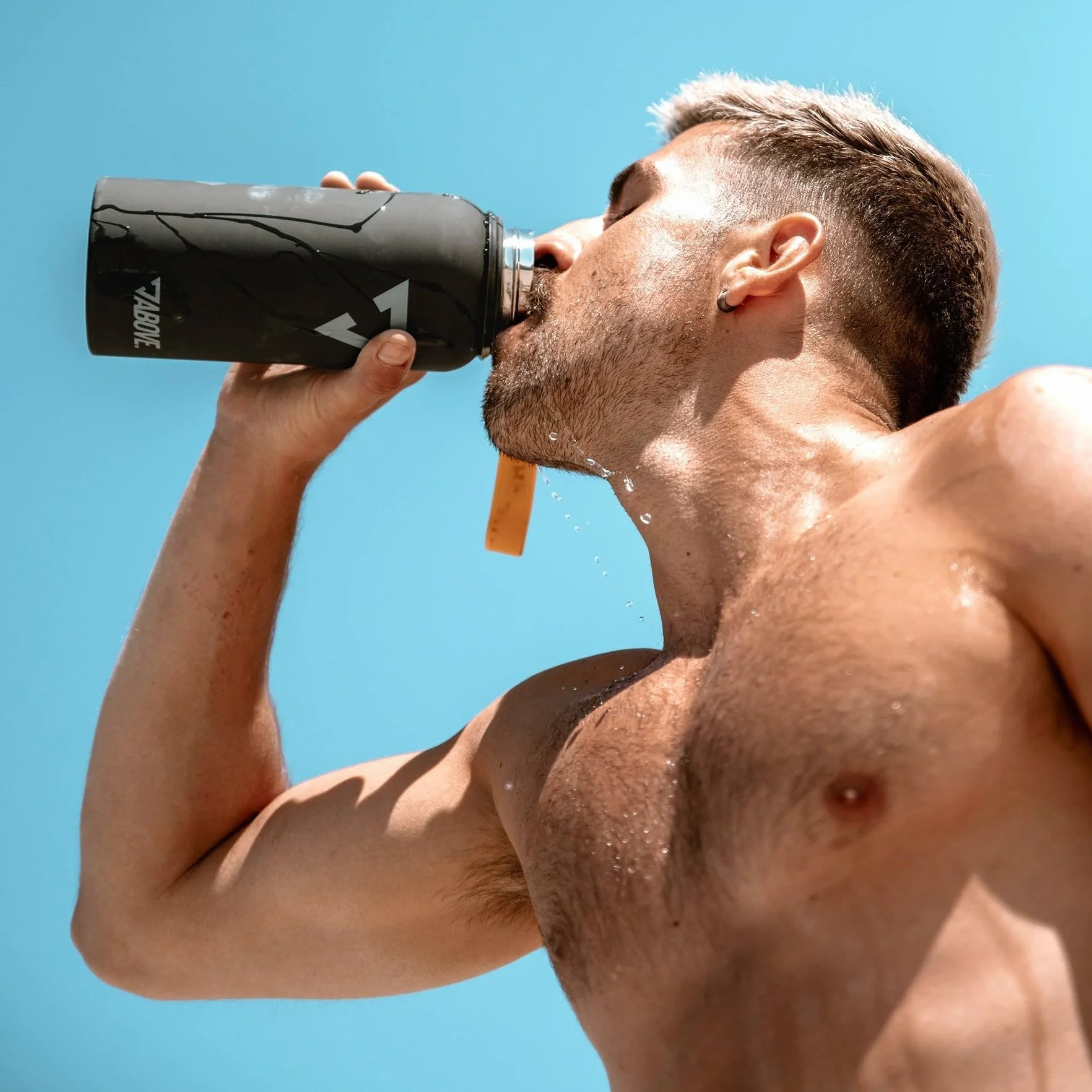 ABOVE. Botella Termica 1L de Acero Inoxidable – Sin BPA, Antifugas y Resistente – Mantiene Calor 12H y Frío 24H – con 2 Tapas ideal para Deporte y Exterior con Caja de Regalo (Negro)