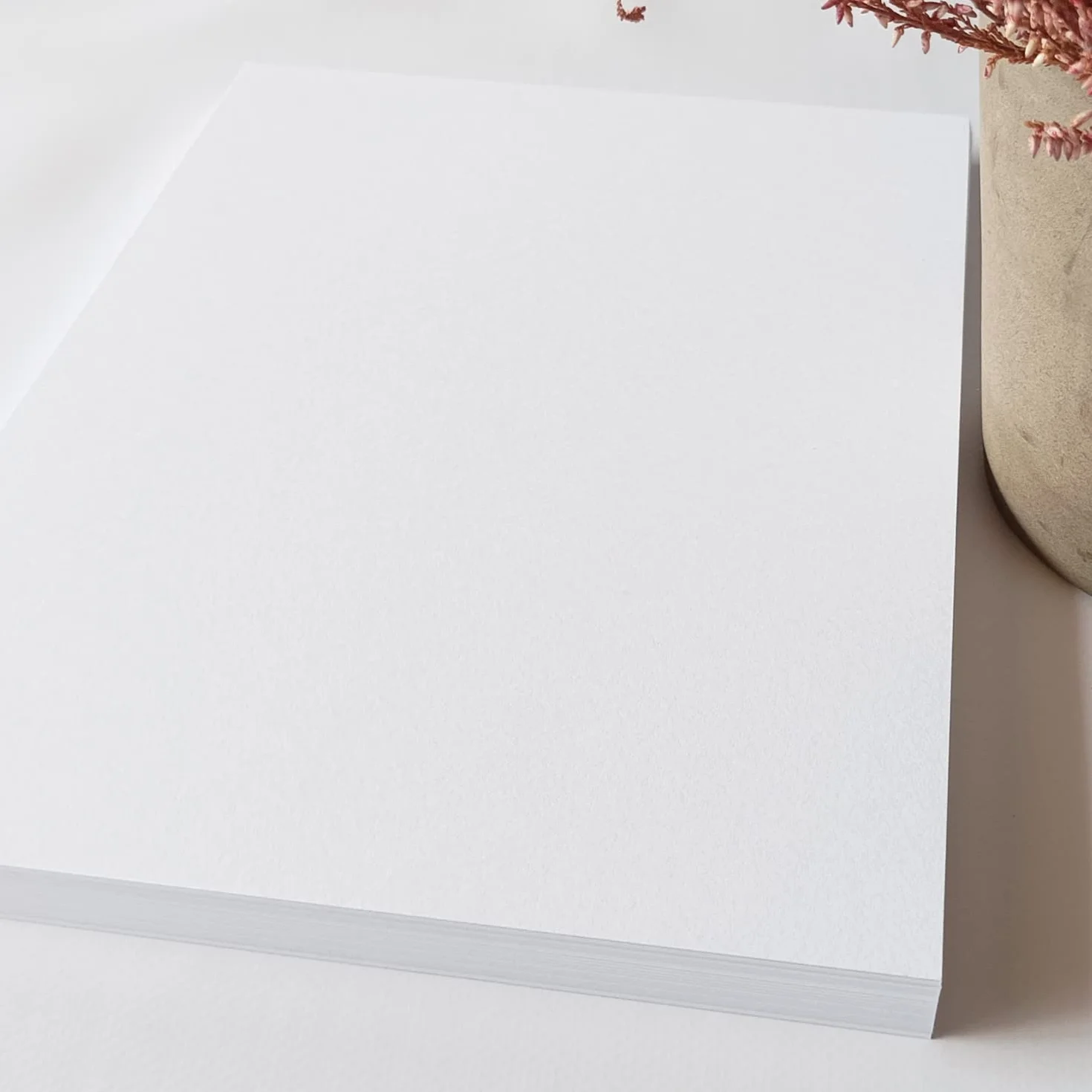 ANHELUS PAPER & DECO | Cartulina A4 Blanca 300gr | Pack 100 Hojas | Cartulina Gruesa Satinada | Para Imprimir, Dibujar, Manualidades, Recortar y Scrapbooking