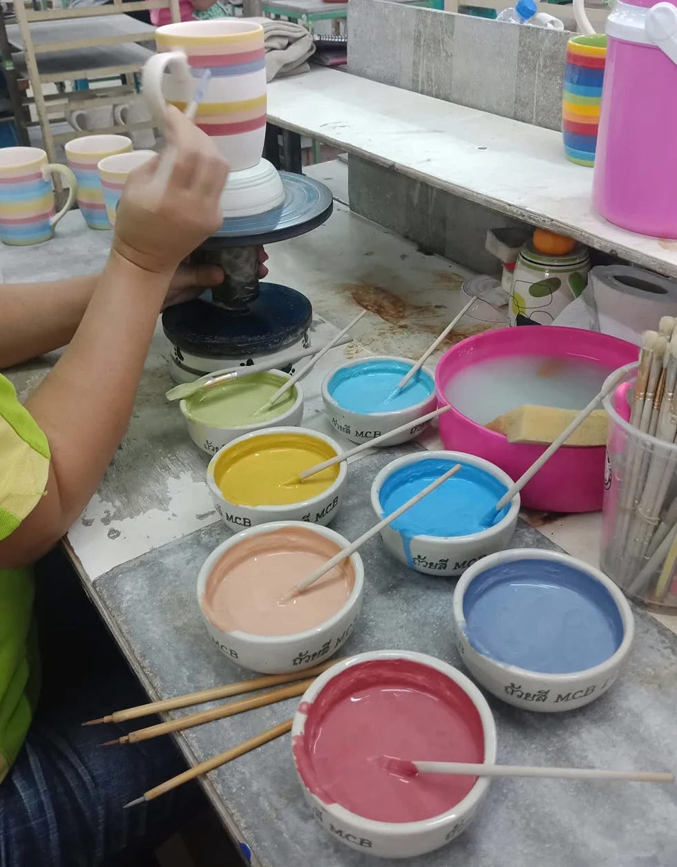 Cuenco de cerámica pintado a mano con diseño de rayas arcoíris de 22 cm