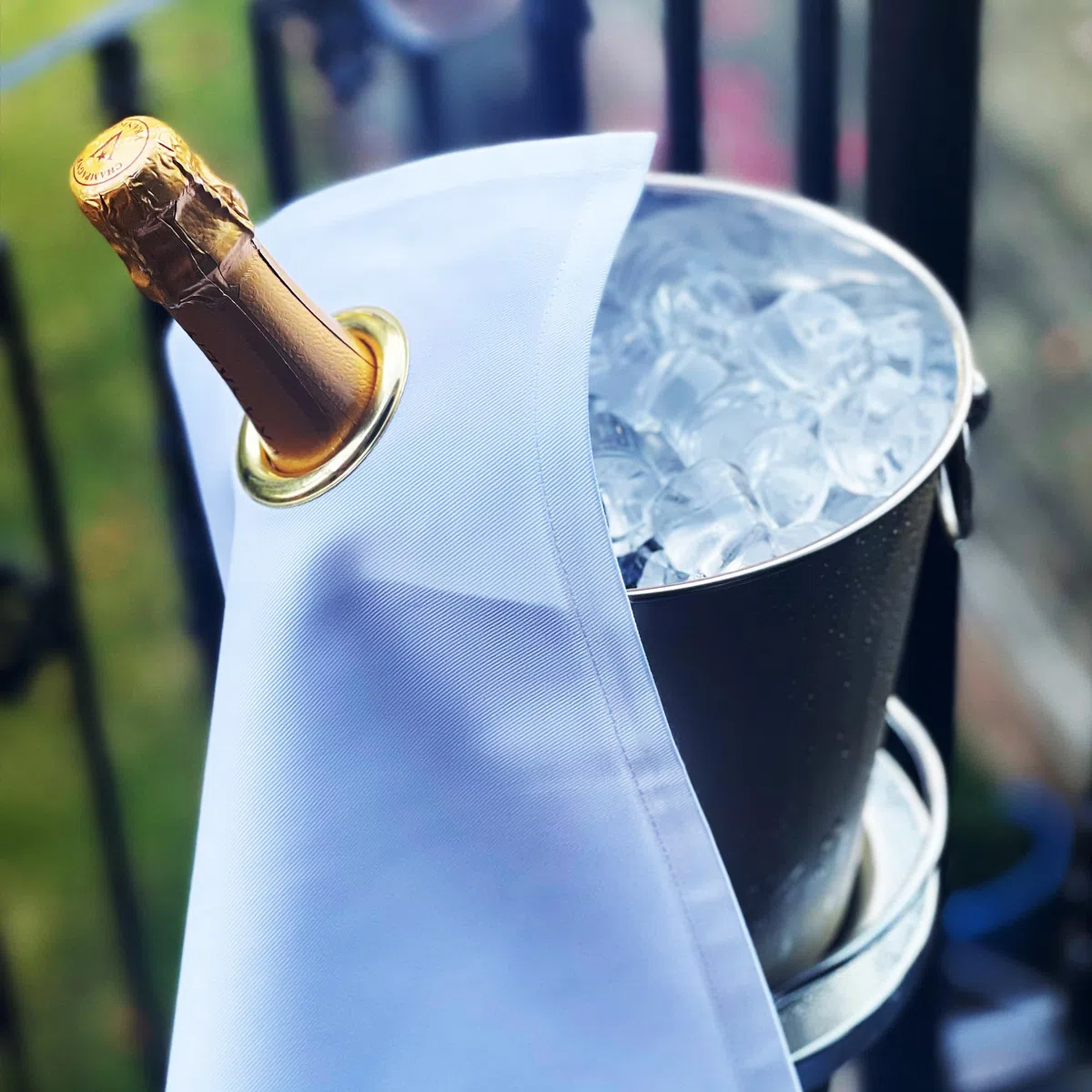 Classic Collection, paño para botellas con anillo de metal para cubitos de hielo, algodón, 42 cm, agujero de esquina (blanco con anillo dorado, paquete de 1)