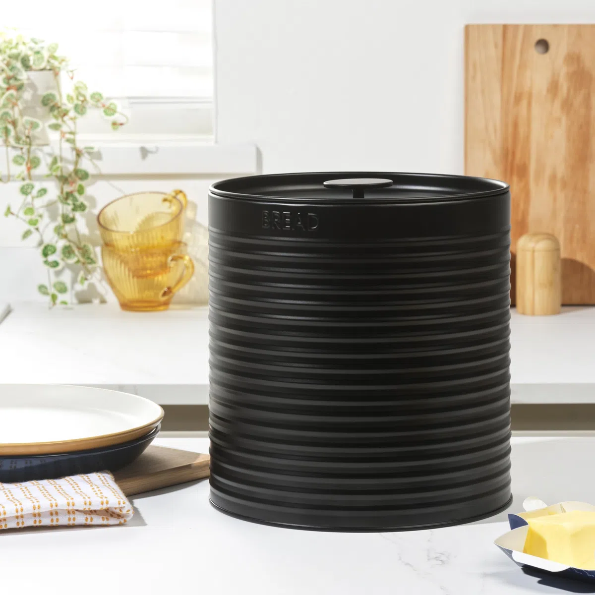 Russell Hobbs RH03269EU7 Ribbed Panera - Caja de pan de metal, Recipiente de cocina grande, Almacenamiento en la encimera, Acero duradero con recubrimiento en polvo, Fácil de limpiar, Negro