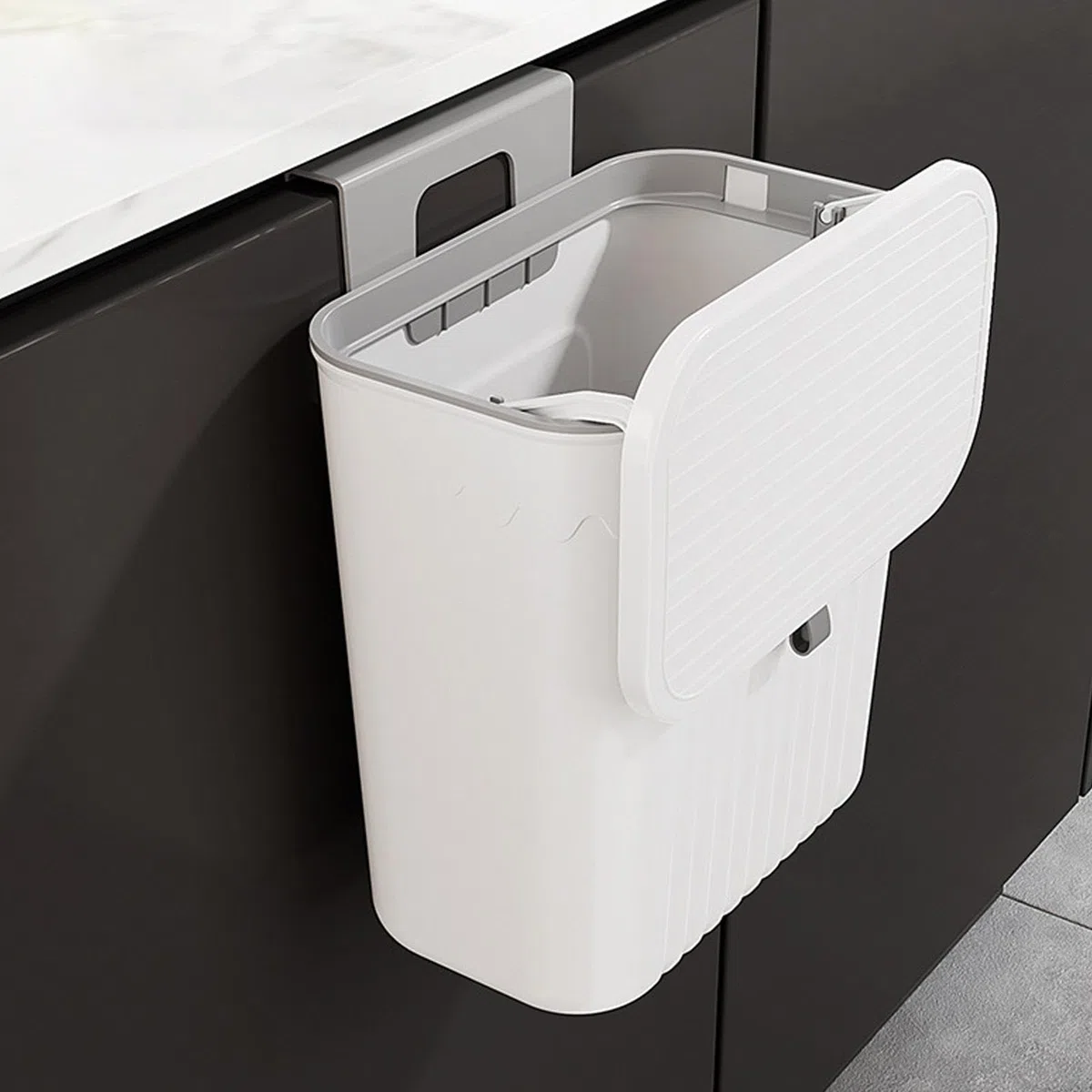 Cubo de basura con tapa, cubo de basura para cocina, pequeño cubo de basura colgante, cubo de plástico para compost, a prueba de olores, para colgar para armario de cocina, 27 x 13 x 29 cm