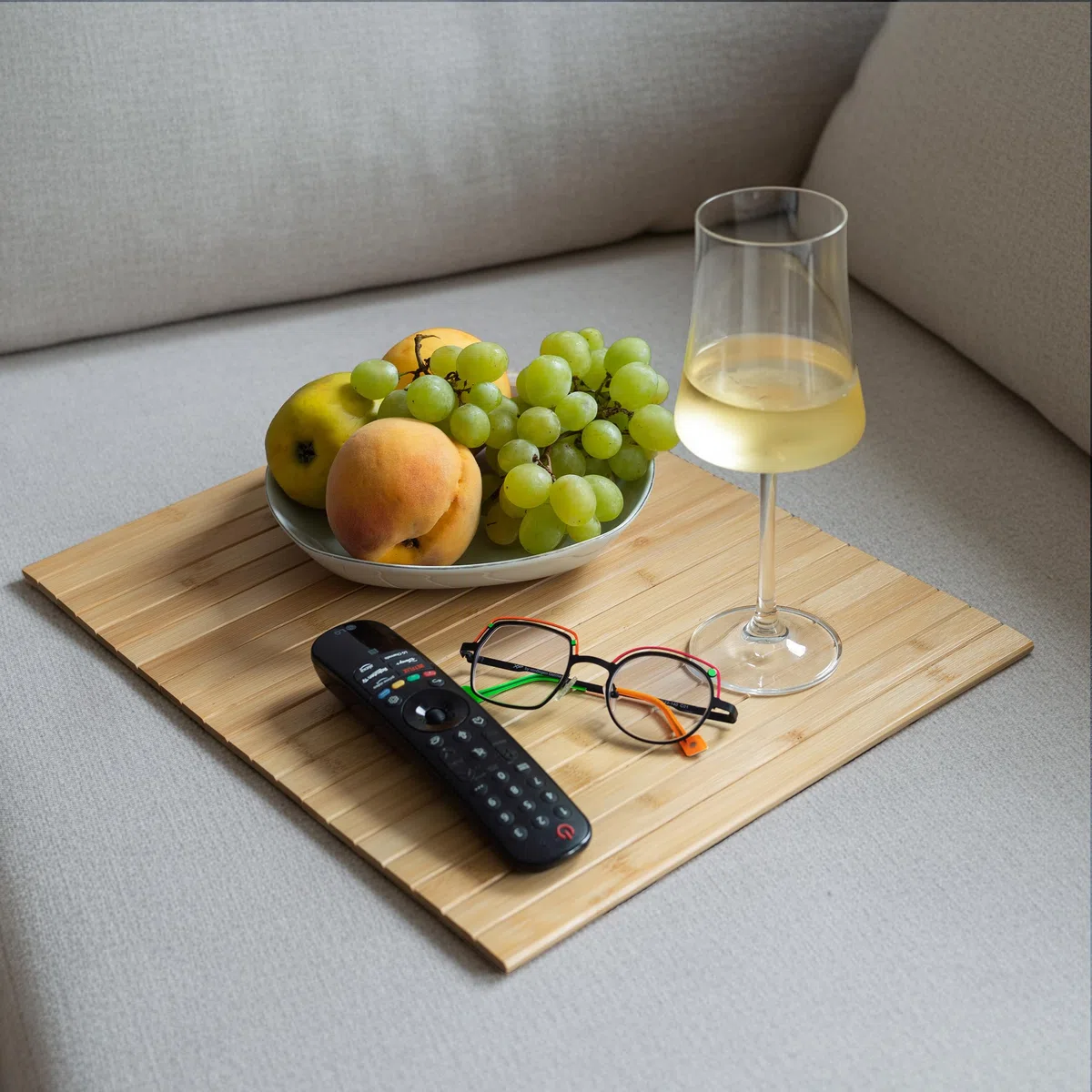Bandeja para sofá – Organizador de reposabrazos de bambú Flexible, Base Antideslizante, 41,5 x 34 cm, Color Madera Natural, Caja de Regalo