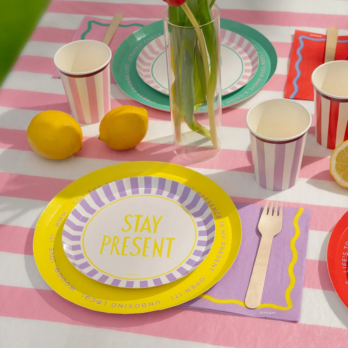 OH YEAH - Vajilla Fiesta de Cumpleaños Happy Vibes - Cumpleaños Adulto 12 Personas - Decoración Vajilla Cumpleaños Infantil Temático - Kit Mesa Happy vibes - Platos y Vasos para Cumpleaños