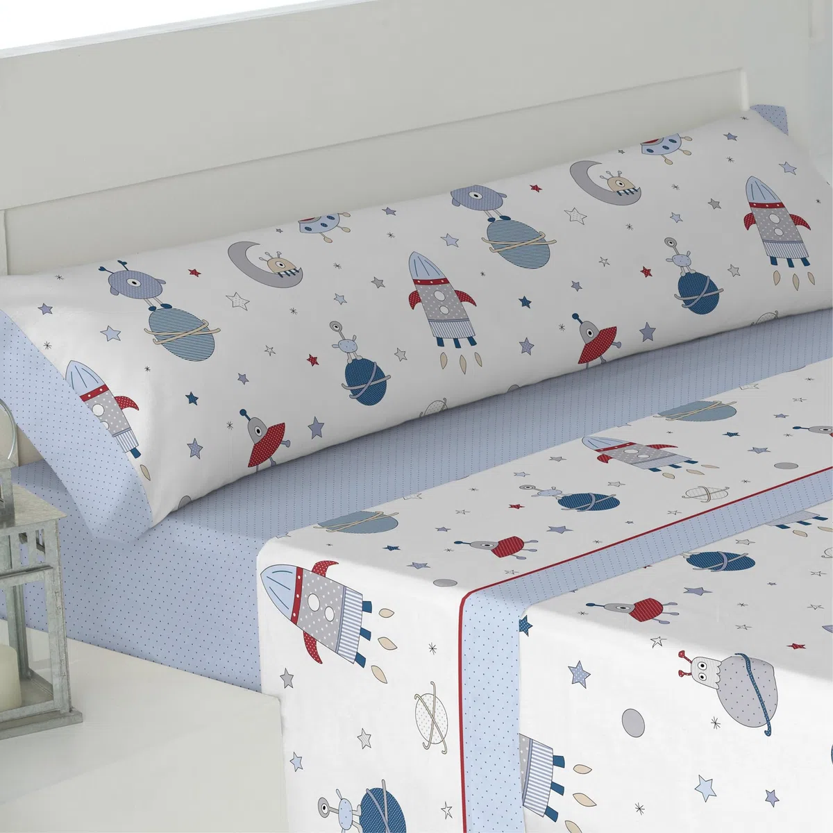 Cisne Rojo Juego de Sabanas Verano. Juego Sabanas Todo el Año. Sabanas Frescas. Sabanas Estampadas. Modelo Galaxia. Color Celeste. Cama 105 cm (200049-105-C)