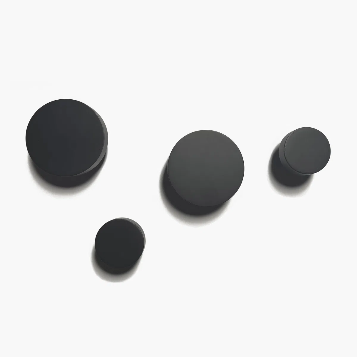 Orano Perchero de Pared Redondo Ganchos de Madera Diseño Moderno para Abrigos Chaquetas Bolsos Toallas Bufandas Colgador para Entrada Juego 4 (Negro)