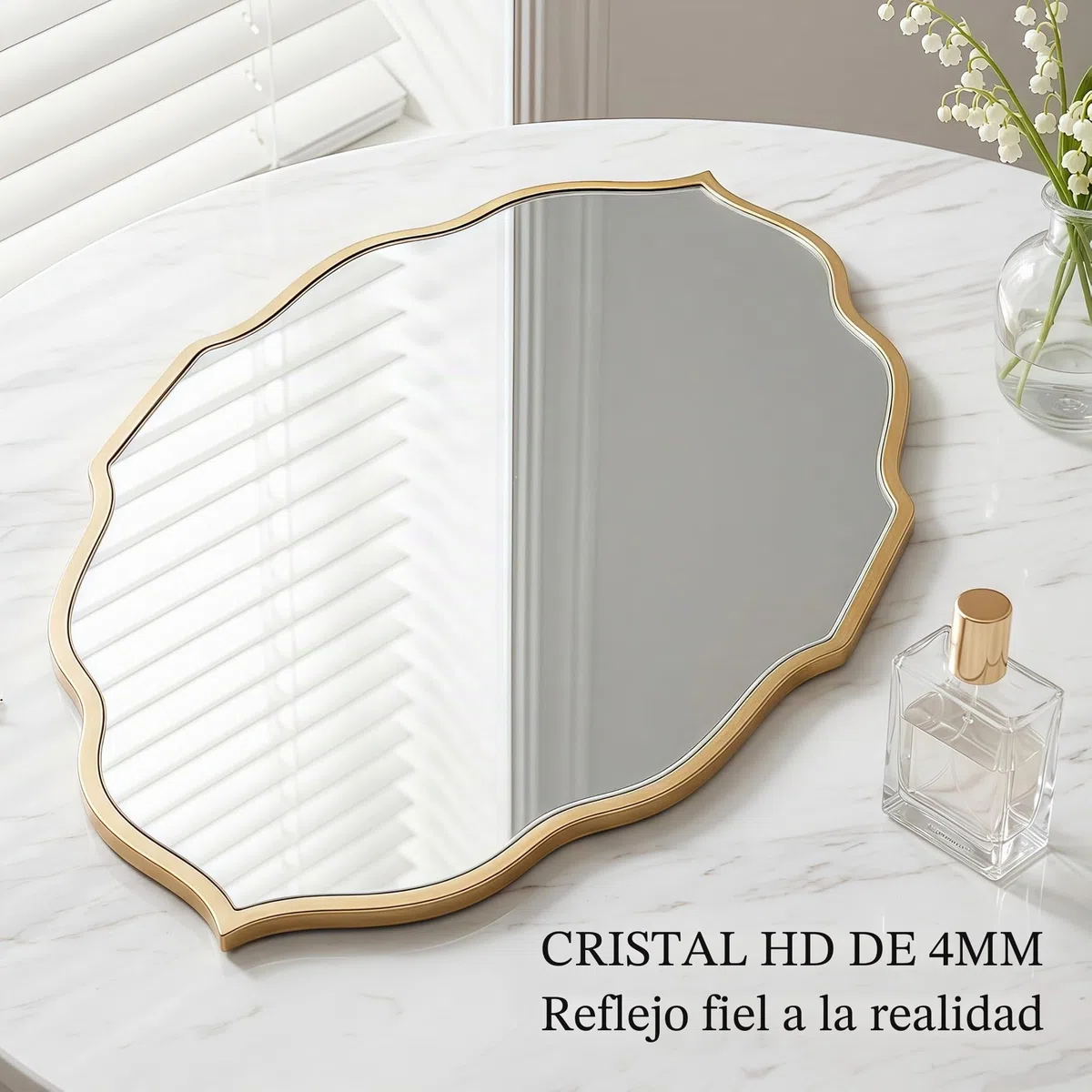 PERFNIQUE Espejo de pared dorado, 81 x 51 cm, espejo ovalado ondulado para baño, espejo decorativo grande para entrada, dormitorio y sala de estar, colgar o inclinar