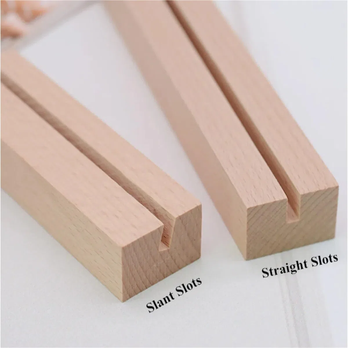 20 soportes de madera para tarjetas de lugar de madera, soporte para números de mesa, soporte para letreros, nombre para mesa de boda, número de nombre, imágenes (ranura inclinada de 1 mm)
