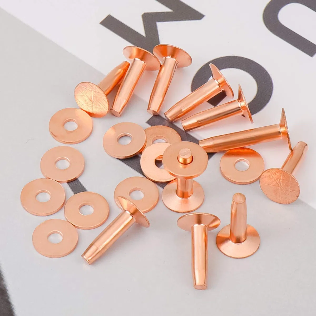SelfTek Paquete de 20 remaches y rebabas de cobre (14 mm y 19 mm) con 2 herramientas de remache de perforación para cinturones, bolsos, collares, manualidades de cuero, pulseras