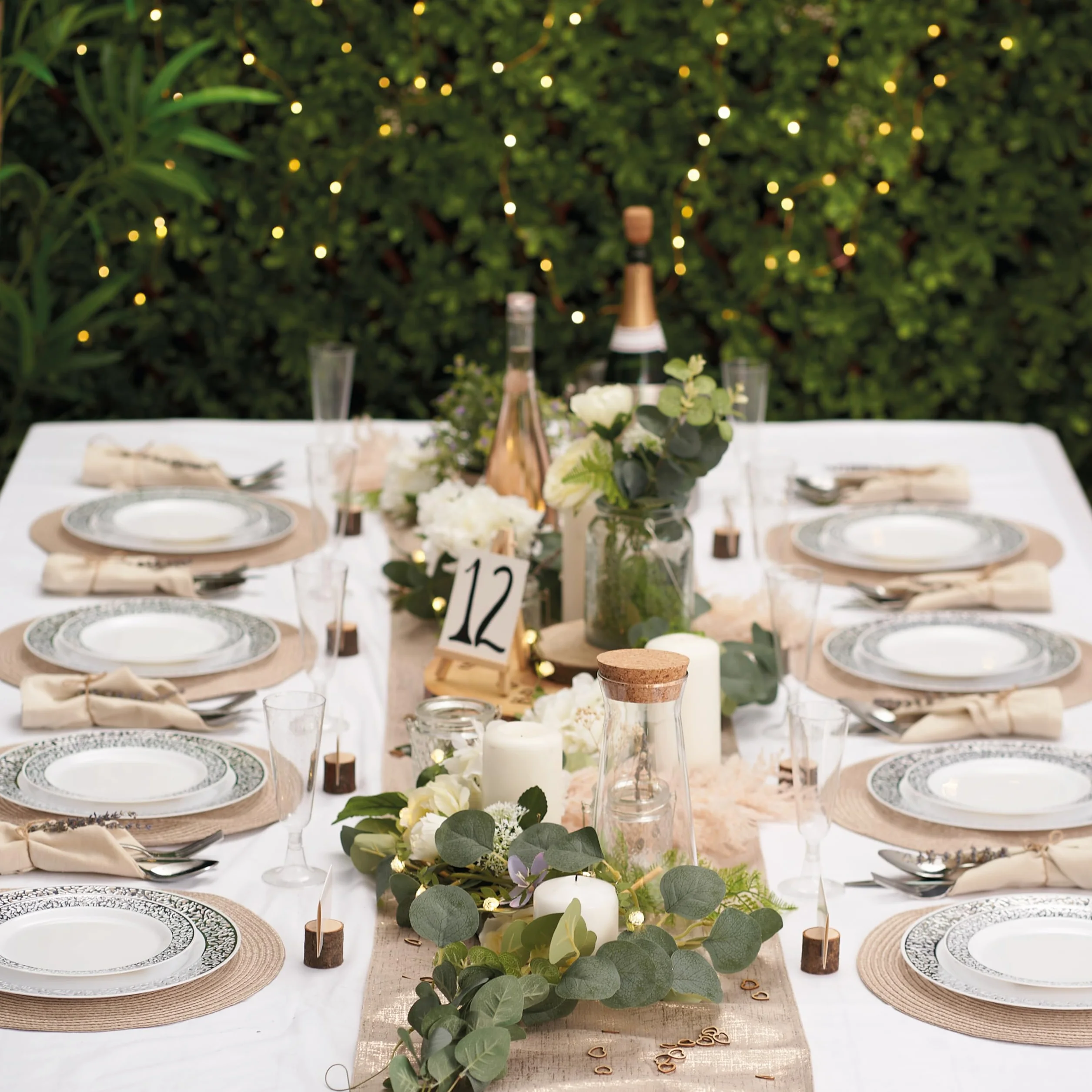 MATANA 40 Platos de Plástico Blanco Premium con Borde Plateado (2 Tamaños: 20 x 26cm, 20 x 19cm) - Elegantes, Resistentes y Reutilizables - Bodas, Cumpleaños, Barbacoas, Navidad, Fiestas