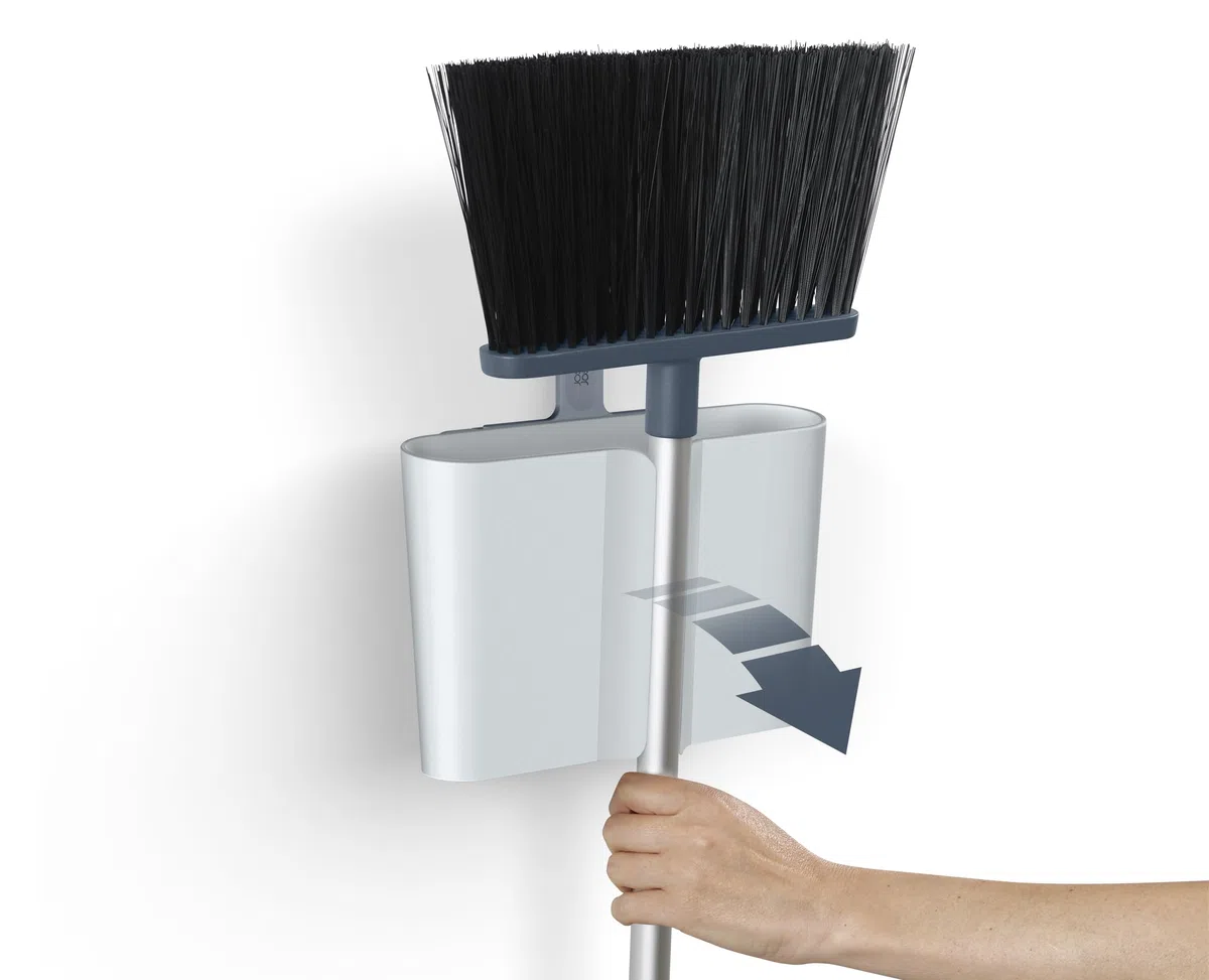 Joseph Joseph CleanStore Escoba con Almacenamiento en la Pared Cerrado, Barredora con Mango Largo Extensible, para Barrer con Cerdas Suaves y Peine