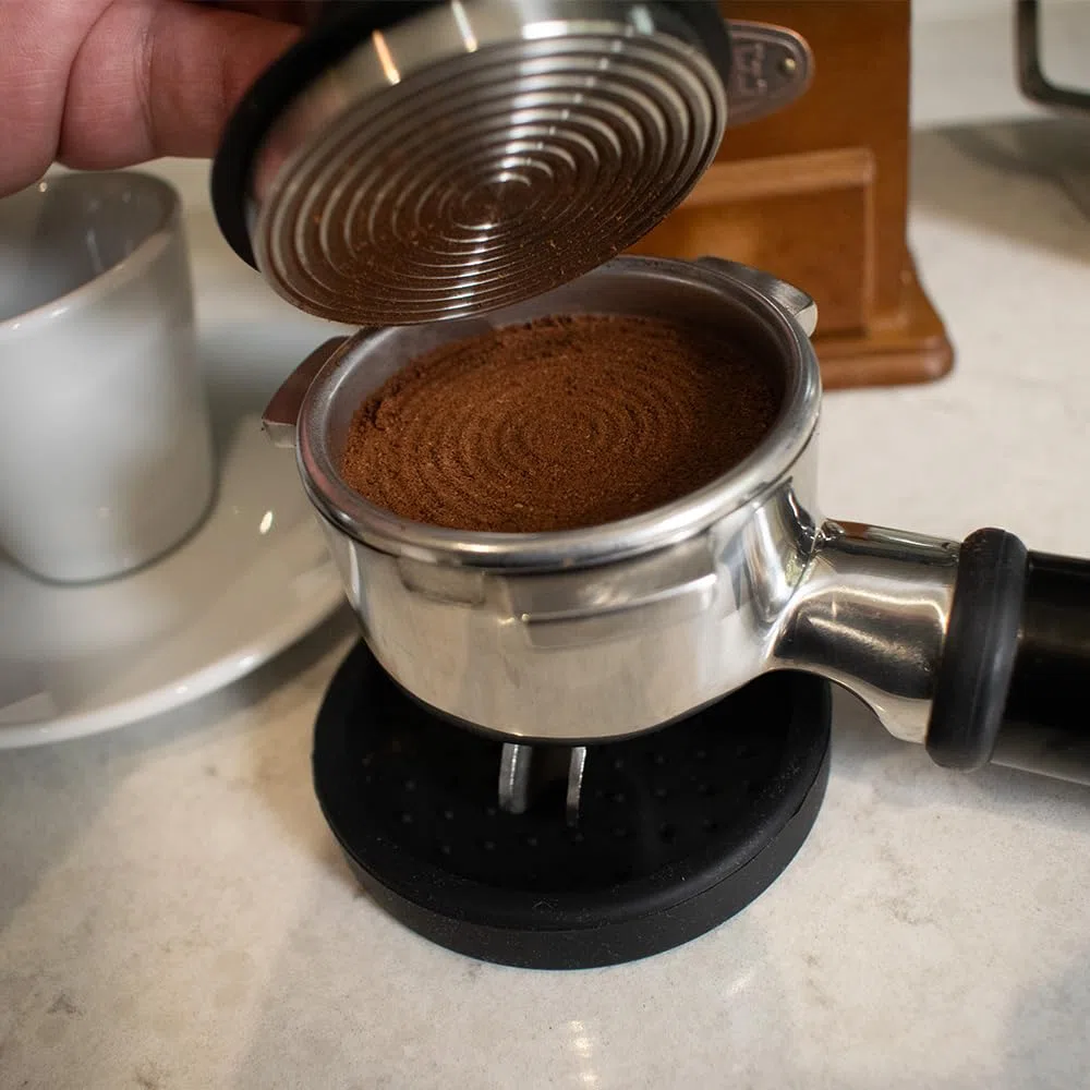 TRIXES Sprung - Prensador de café con alfombrilla – Tamper ajustable para espresso – Negro mate – Accesorio de preparación de café – Barista Essentials – Compatible con portafiltro de 54 mm