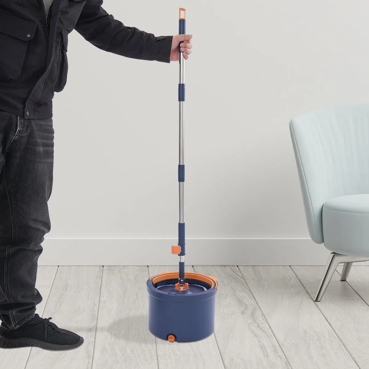 Juego de fregona con cubo 2 en 1, sistema de filtro, cubo de limpieza, mopa con función de escurridor, mango telescópico, 5 fundas de microfibra de 132 cm, para todos los suelos (azul oscuro)