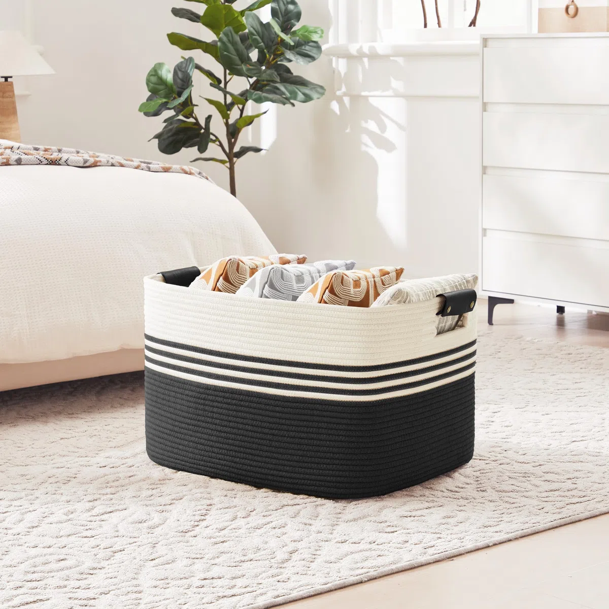 Cesto grande para ropa trenzado en cuerda de algodón, 86L, recipiente con asas de cuero, para mantas, ropa, juguetes, de lavandería para habitación infantil o salón, 60x40x36 cm, blanco y negro