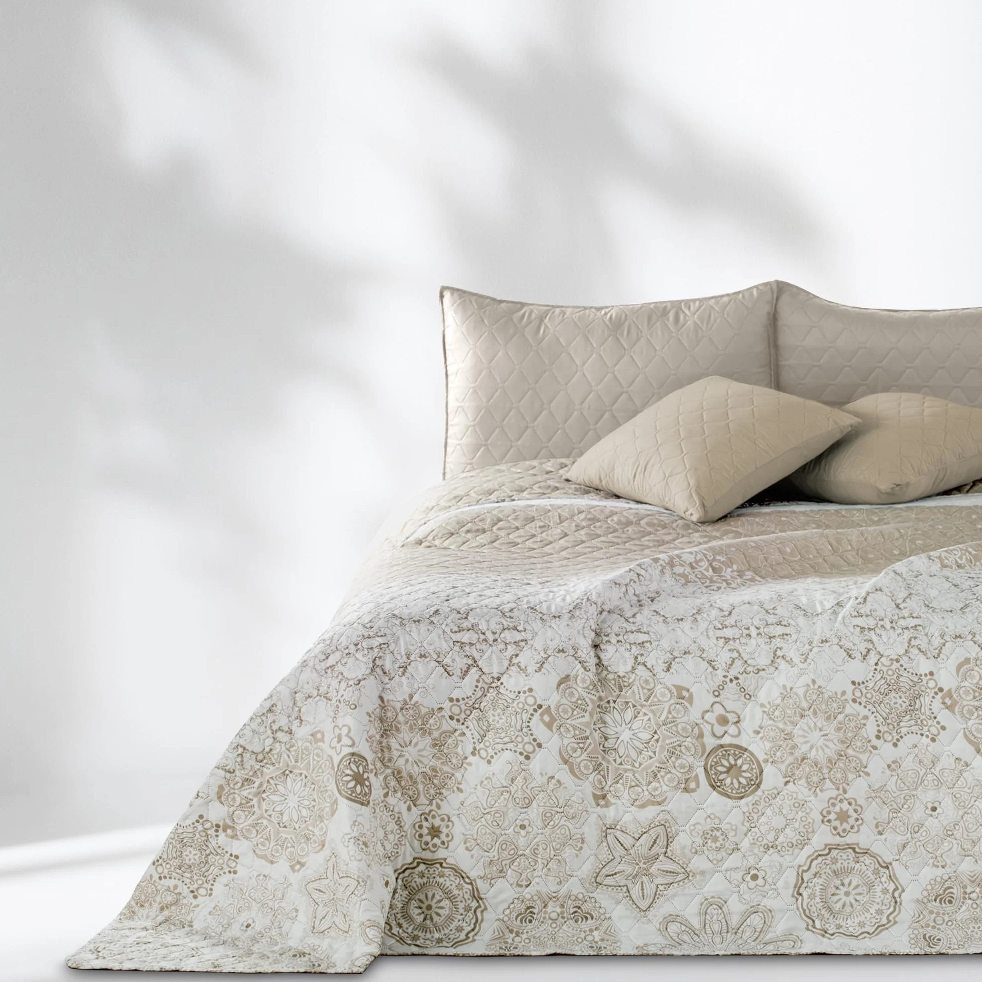 DecoKing Alhambra - Colcha (260 x 280 cm, fácil Cuidado, diseño Abstracto), Color Beige y Blanco