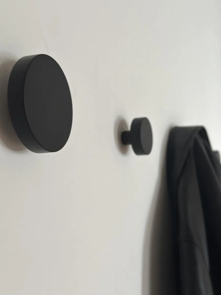 Orano Perchero de Pared Redondo Ganchos de Madera Diseño Moderno para Abrigos Chaquetas Bolsos Toallas Bufandas Colgador para Entrada Juego 4 (Negro)