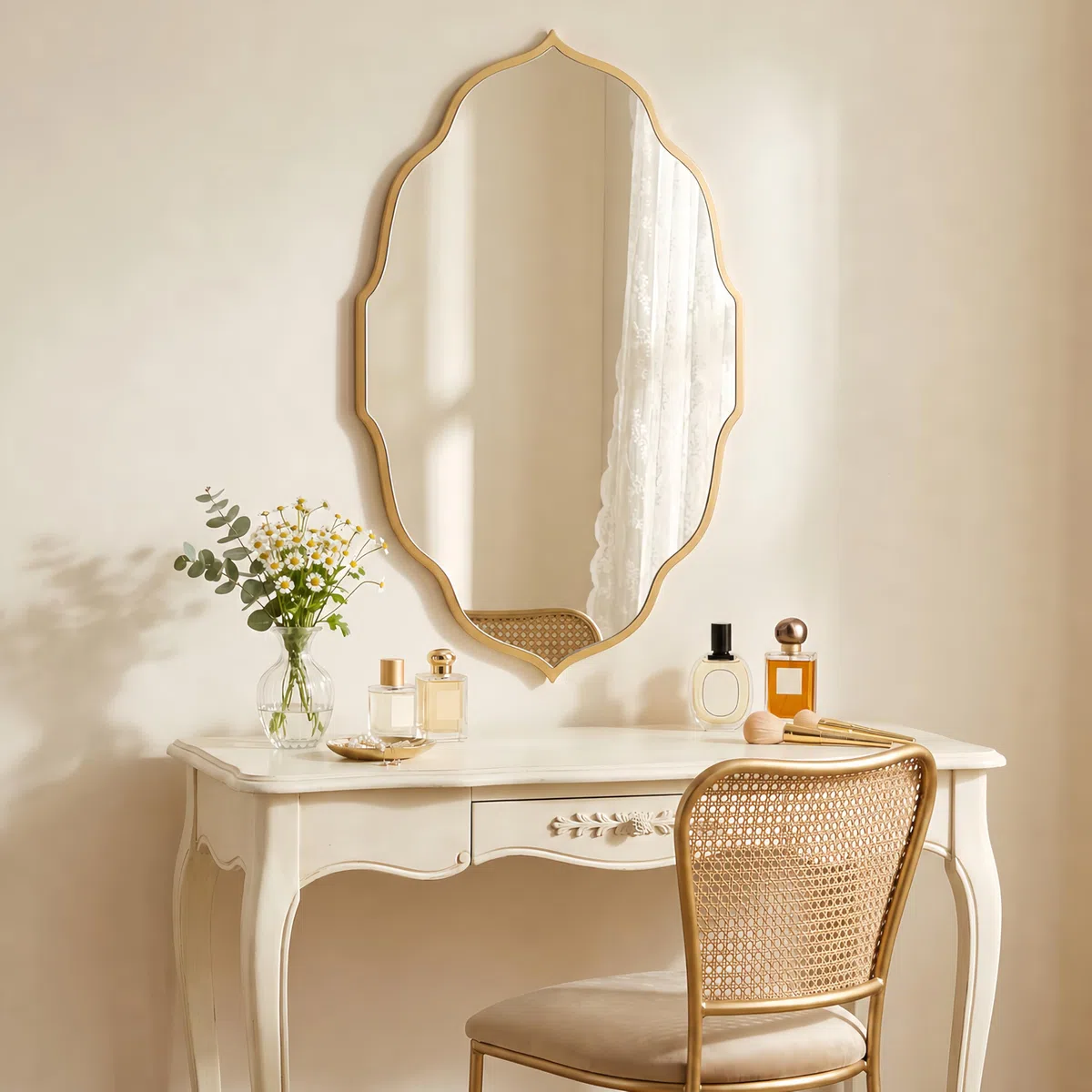 PERFNIQUE Espejo de pared dorado, 81 x 51 cm, espejo ovalado ondulado para baño, espejo decorativo grande para entrada, dormitorio y sala de estar, colgar o inclinar