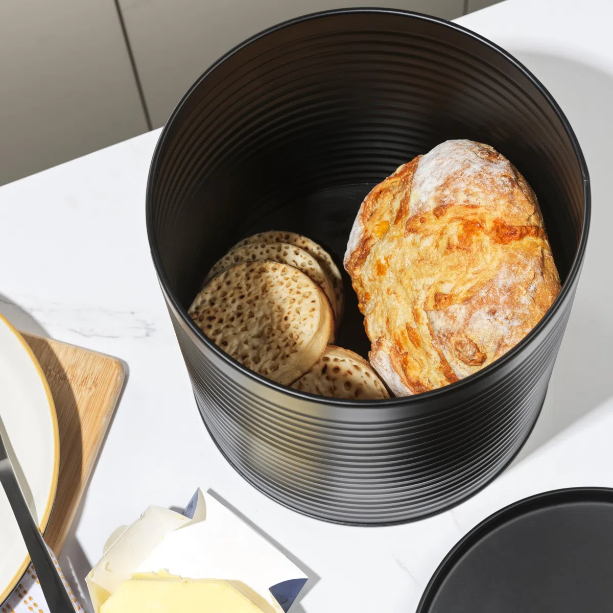 Russell Hobbs RH03269EU7 Ribbed Panera - Caja de pan de metal, Recipiente de cocina grande, Almacenamiento en la encimera, Acero duradero con recubrimiento en polvo, Fácil de limpiar, Negro