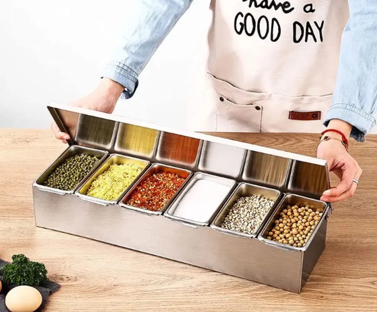 TrueCraftware Barra de condimentos de acero inoxidable de 6 compartimentos (parte inferior abierta) - Dispensador de condimentos para servir bandeja de guarnición para el trabajo en casa o restaurante