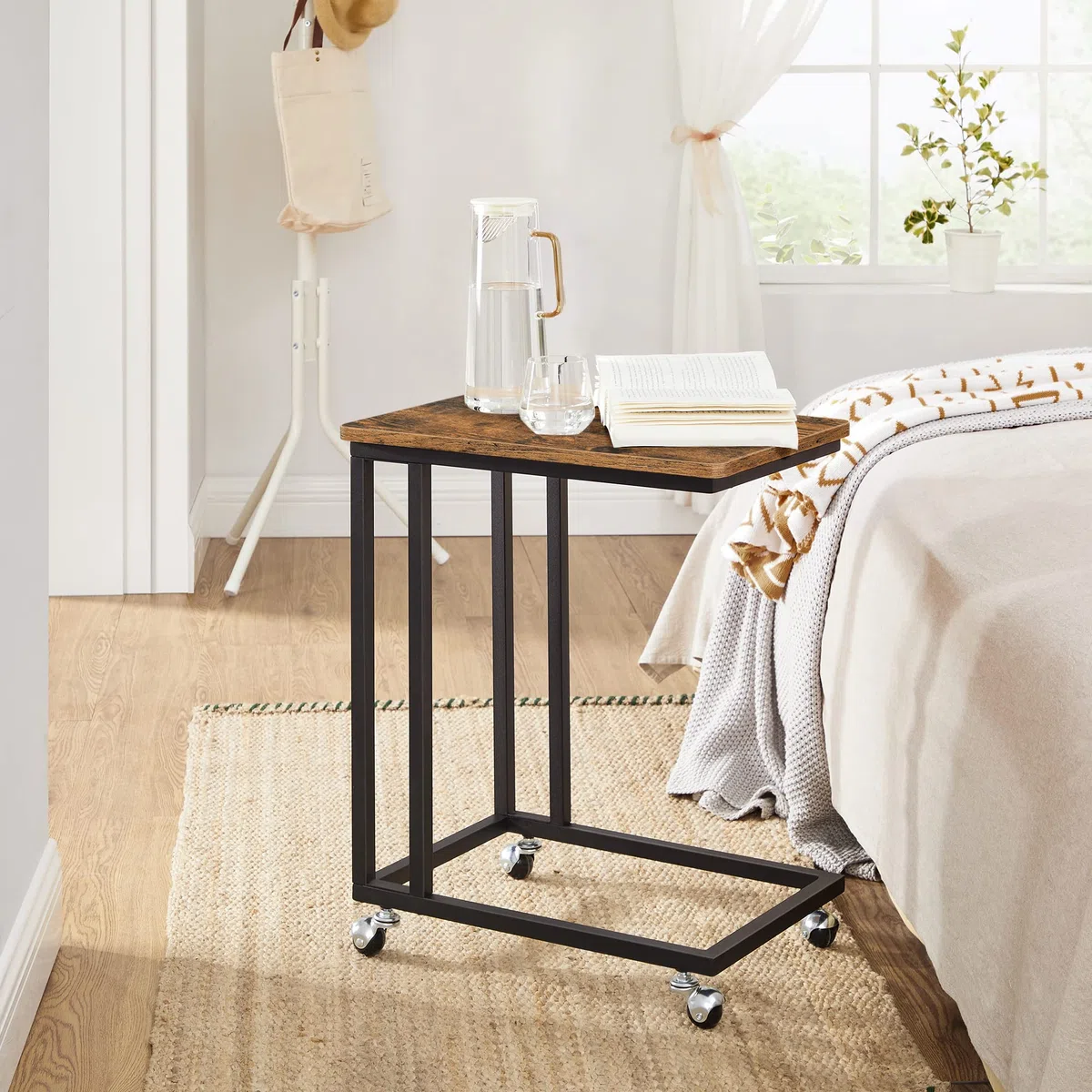 VASAGLE Mesa Auxiliar de Estilo Industrial, Mesa Lateral con Ruedas y Pies Ajustables, para Dormitorio, Marco de Acero, FÁcil de Montar, MarrÓn RÚstico y Negro LNT50X