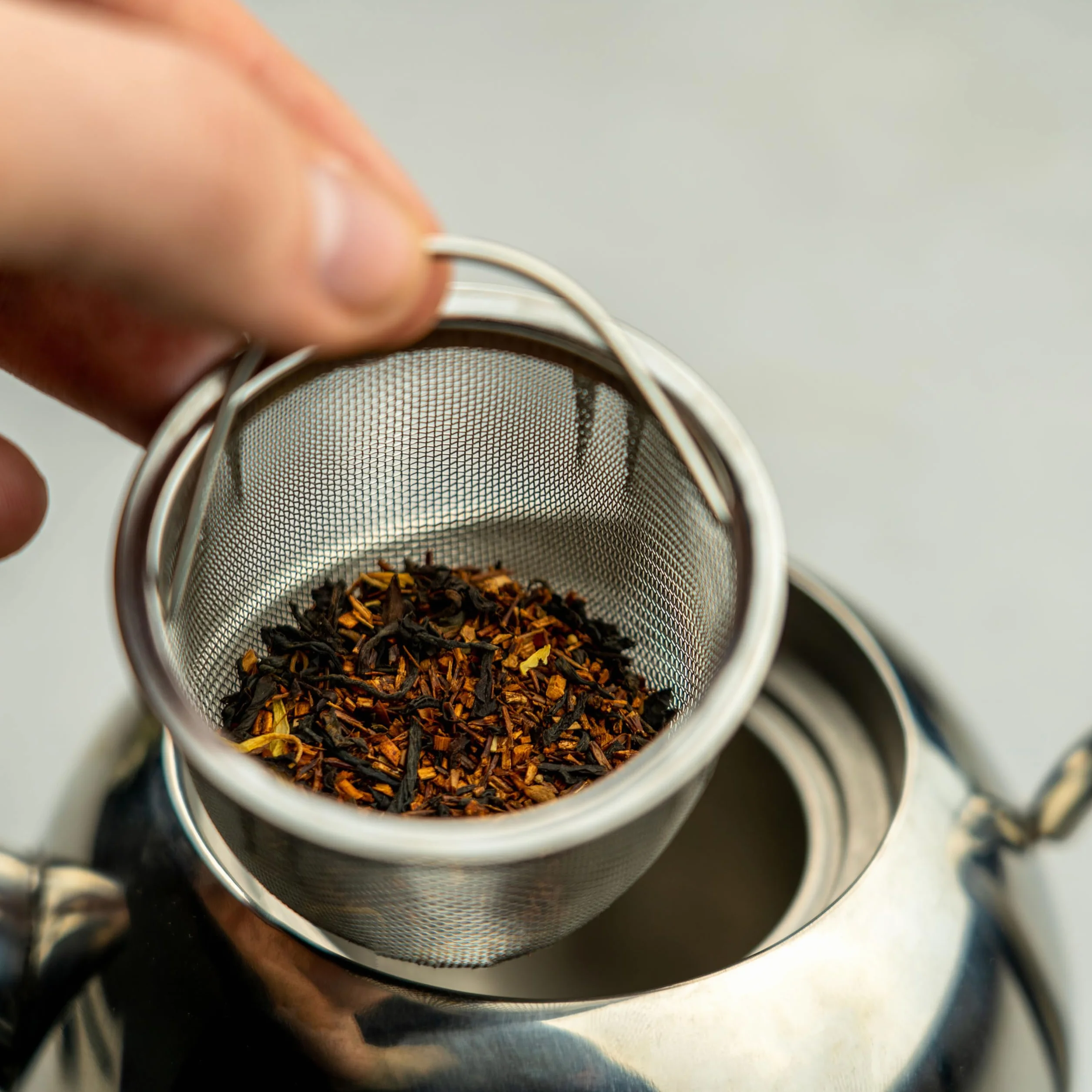 Café Olé Rondeo Tetera de acero inoxidable con vertedor fácil y cesta de infusión, 500 ml, gris
