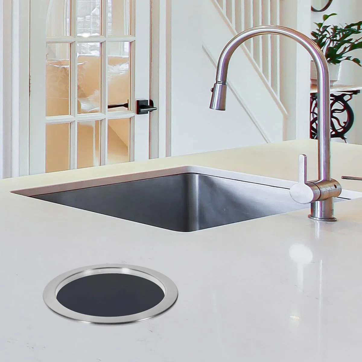 Sewroro Tapa para Basurero de Cocina de Acero Inoxidable Diseño Hueco Elegante, Marco Redondo Embutido para Encimera, Entrada Decorativa y Estabilidad Integrada