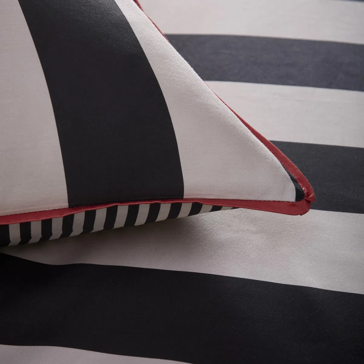 Laurence Llewelyn-Bowen Festivo - Funda de edredón a Rayas de Circo, tamaño Doble (200 x 200 cm), 100% satén de algodón, 2 Fundas de Almohada, Ropa de Cama de Rayas Blancas y Negras, Juego de Ropa de