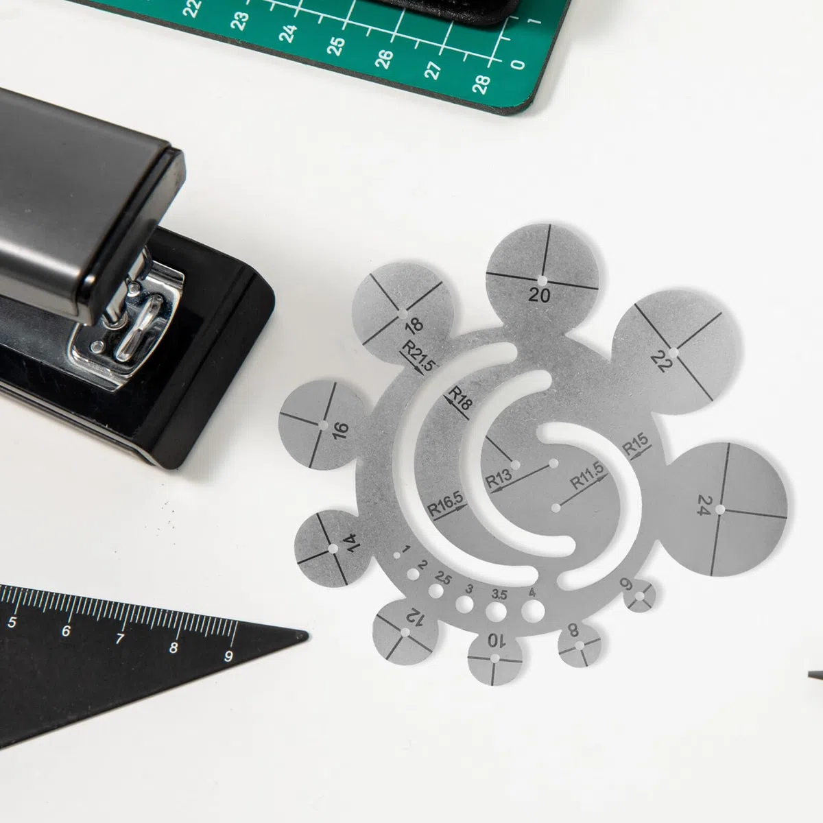 GLSTOY Plantilla para Cortar Cuero de Metal Corte Preciso y Versátil, Herramienta para Bricolaje y Proyectos de Cuero Regla Circular y Medidor de Ángulos