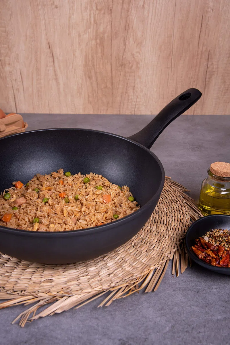 Arcos Serie Kaula | Wok Antiadherente 28 cm | Aluminio Forjado | Recubrimiento QuanTanium | Apta cualquier cocina | Mango Efecto Frio | Sistema ahorro energético | Apta lavavajillas | Color Negro