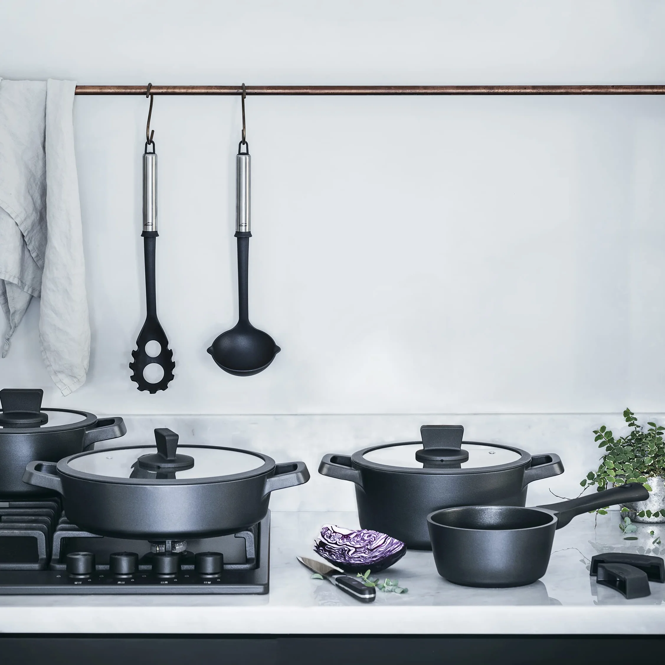 Lacor - Cacerola con tapa titanium pro con antiadherente, Aluminio, 28 cm