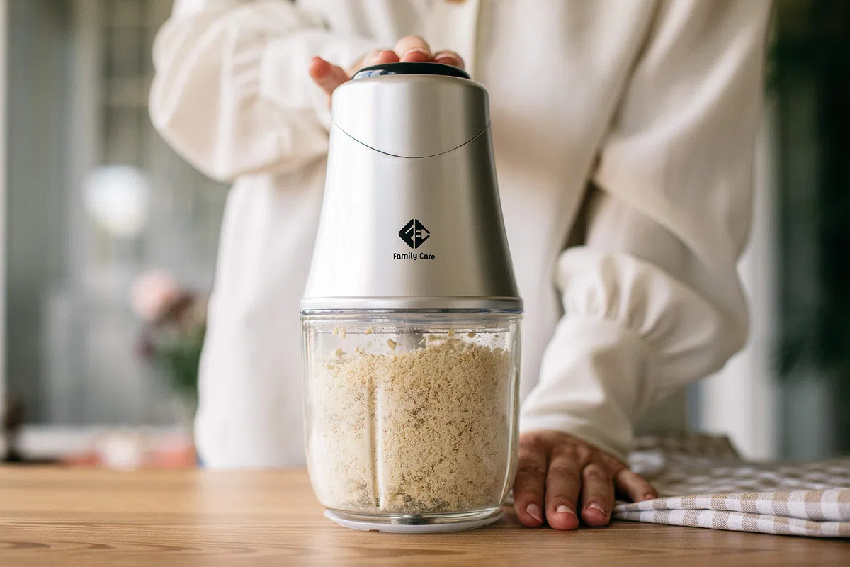 Family Care Picadora Electrica - Trituradora de Alimentos - Picadora de carne, 3 Cuchillas Titanio, 300W, Bol de Cristal 600 ml, Picadora Multifunción, Pica Carne, Verdura, Frutos Secos, Hielo