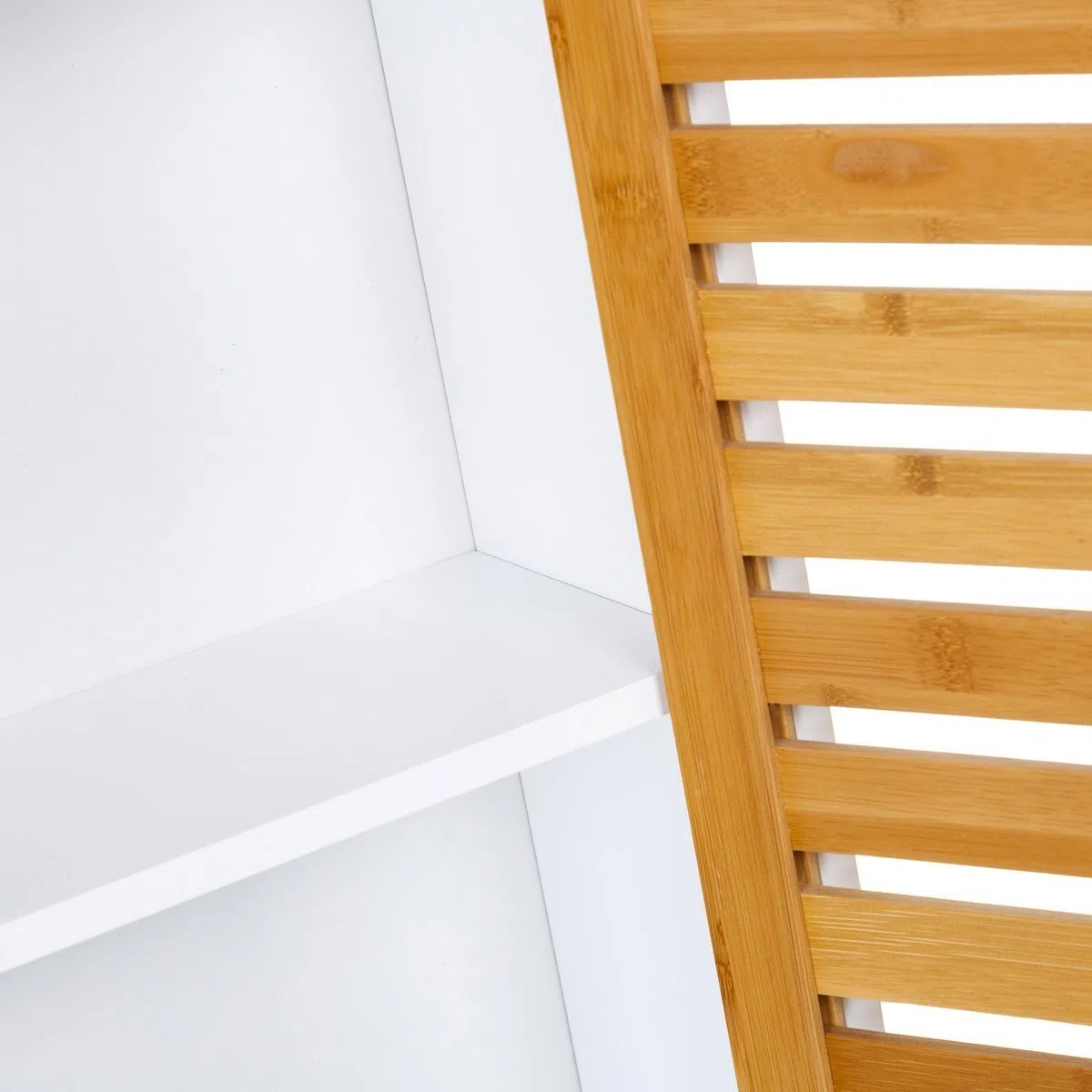 LOLAhome - Armario de baño de Pared Blanco y Madera de bambú de 53x30x18 cm con Puerta de persiana. Solución práctica de almacenaje para Productos de Aseo con Estilo nórdico y ordenado