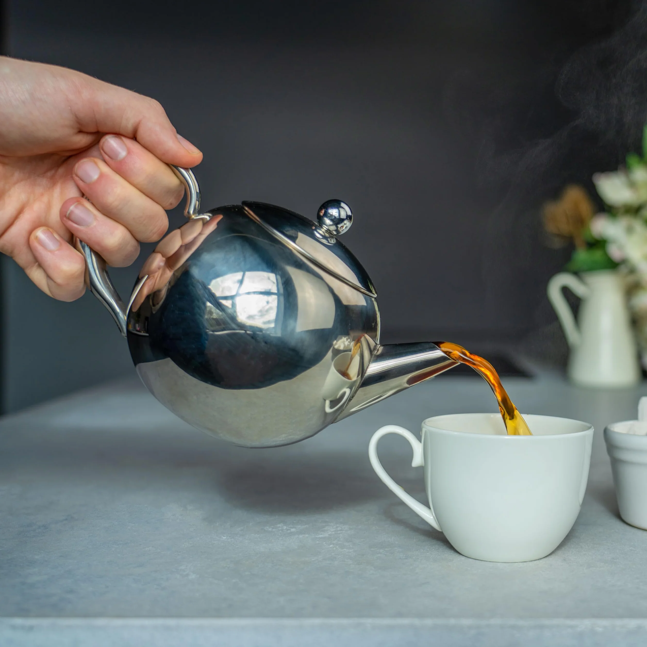 Café Olé Rondeo Tetera de acero inoxidable con vertedor fácil y cesta de infusión, 500 ml, gris
