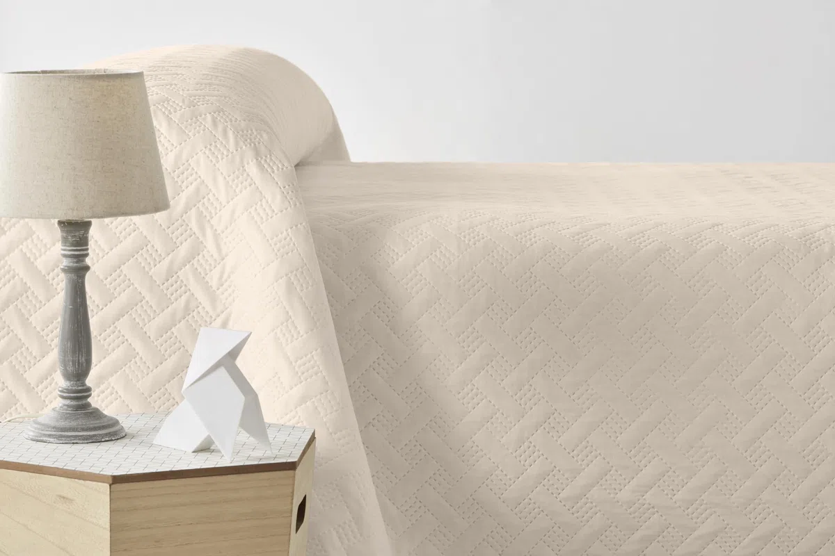 Degrees Home Liso – Colcha Boutí Fina para Todas Las Estaciones – Cubre Cama Multiusos Diseño Unicolor Suave, Lavable y Ligero 100% Microfibra (230x260) – Ideal para Camas 90/105/135/150/180