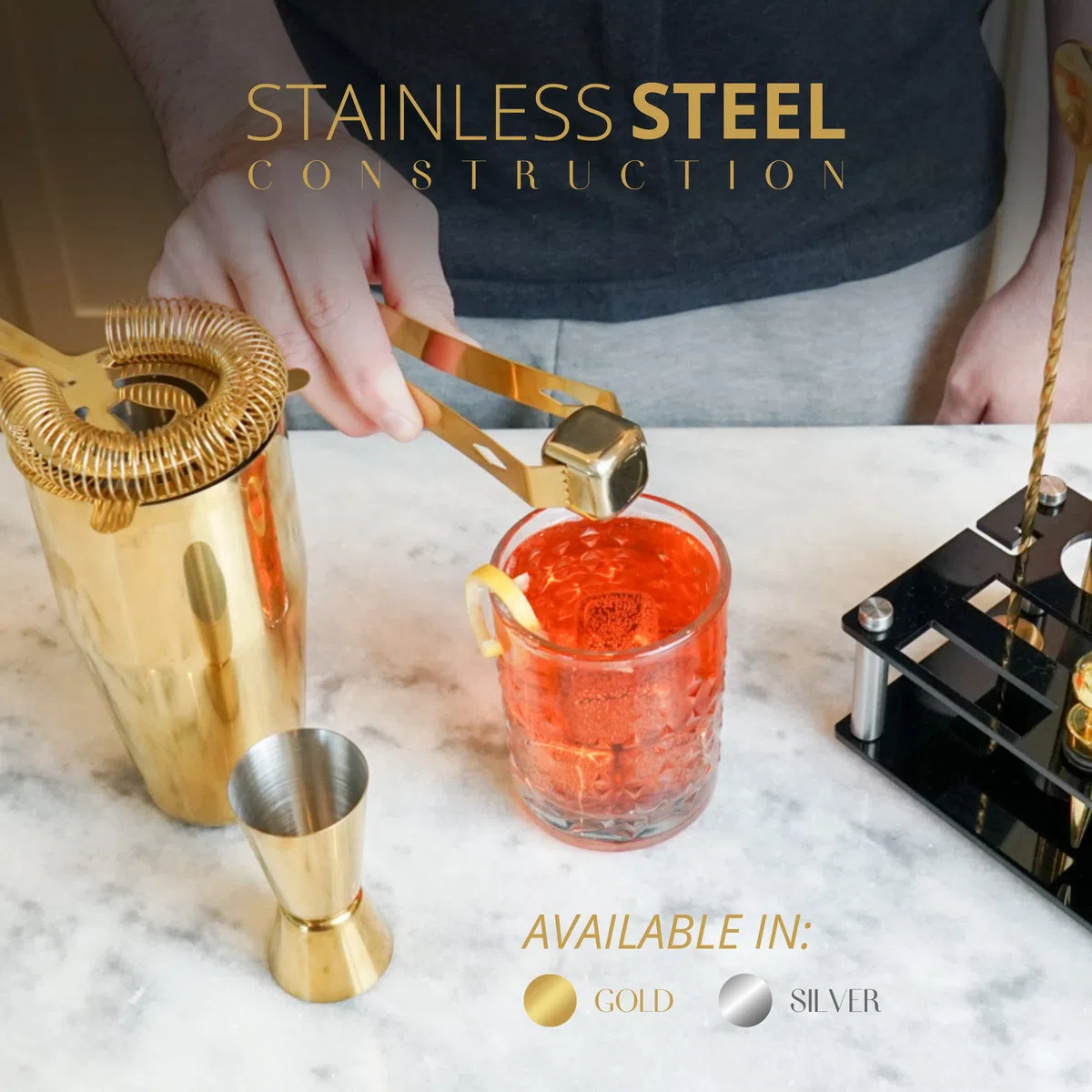 Mixology - Kit de coctelera Dorada de 24 Piezas con Soporte, Accesorios Esenciales para el hogar, coctelera de Martini, medidor, mortero, Cubos de enfriamiento y más