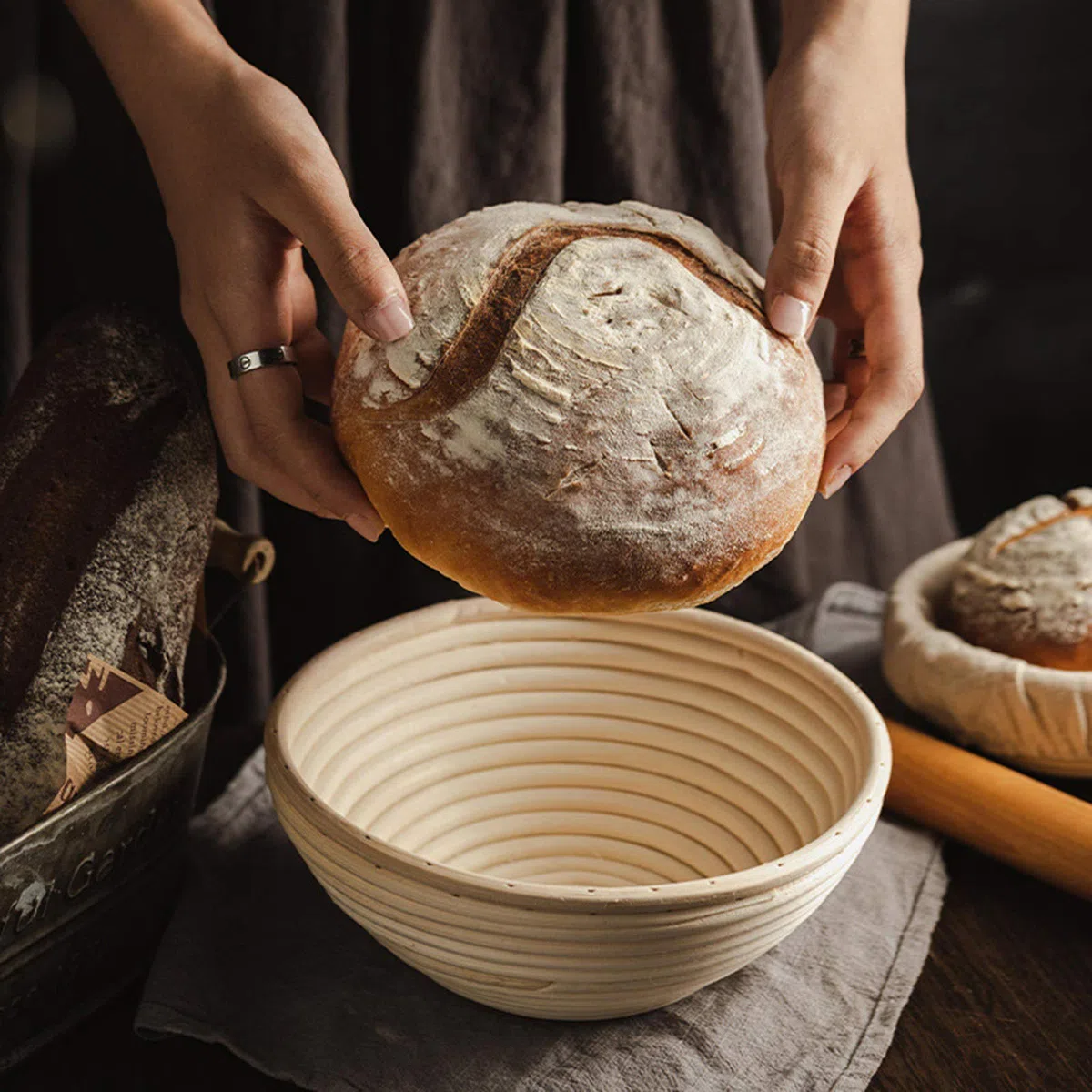 MUOIVG Cesta de Fermentación de Pan,10" Banneton Redondo 1000g, Cesta de Ratán Natural para Pan y Masa 25 x 25 x 8.5 cm con Tela de Lino, Raspador de Masa,Cuchillo de Panadero y Cepillo