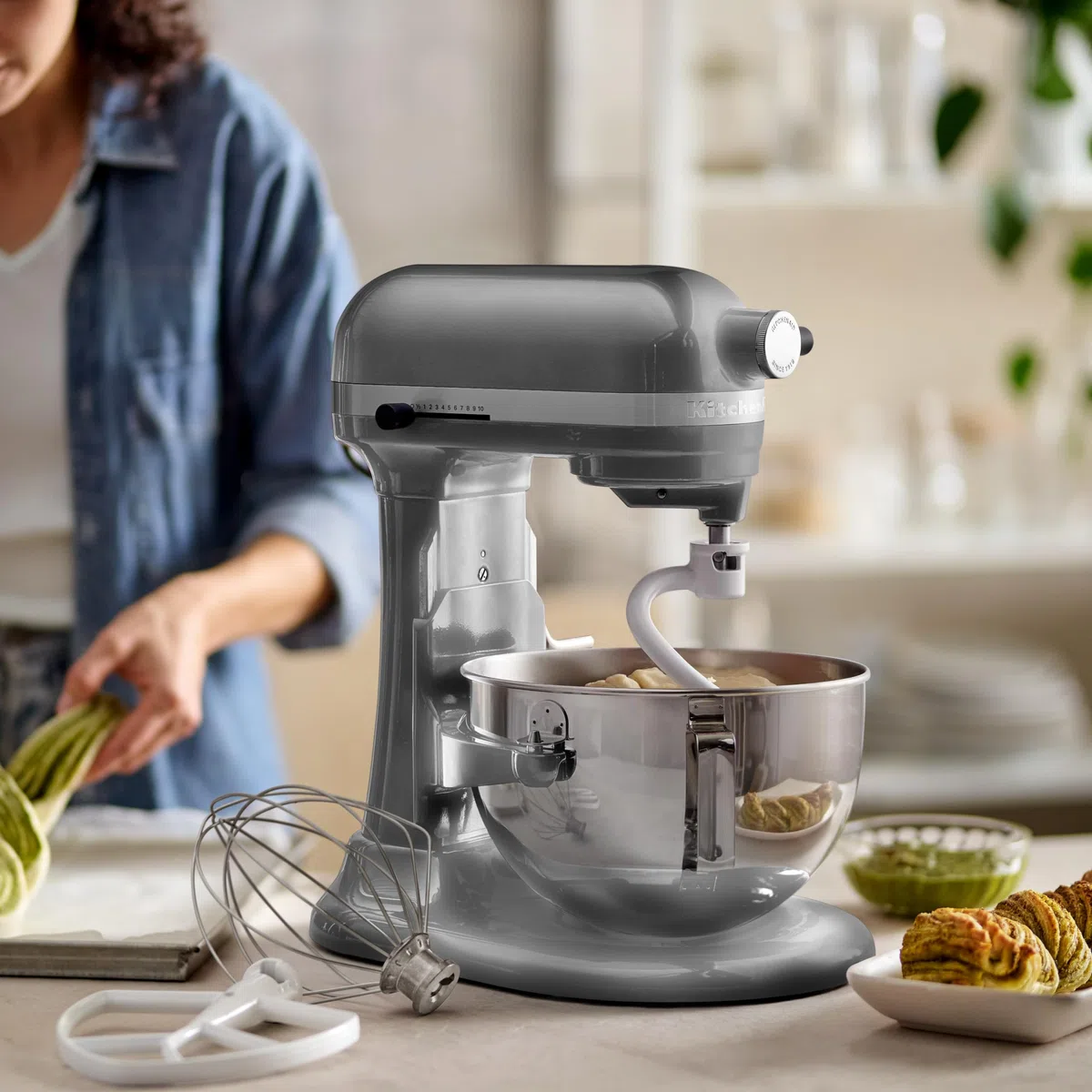 KitchenAid Batidora Amasadora Bowl-Lift 5.2L Heavy Duty, Cuerpo y Engranajes Metálicos, 11 Velocidades, Flex Edge, 67 Puntos de Contacto, Contour Silver