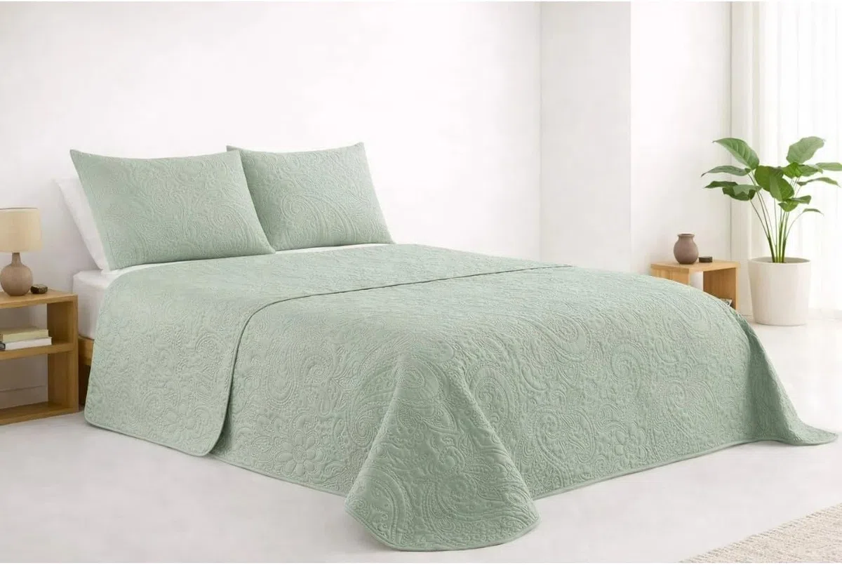 Colcha Bouti 100% Poliéster, Verde Hierba, Cama 135-230x265cm, Incluye 2 Fundas de Cojín