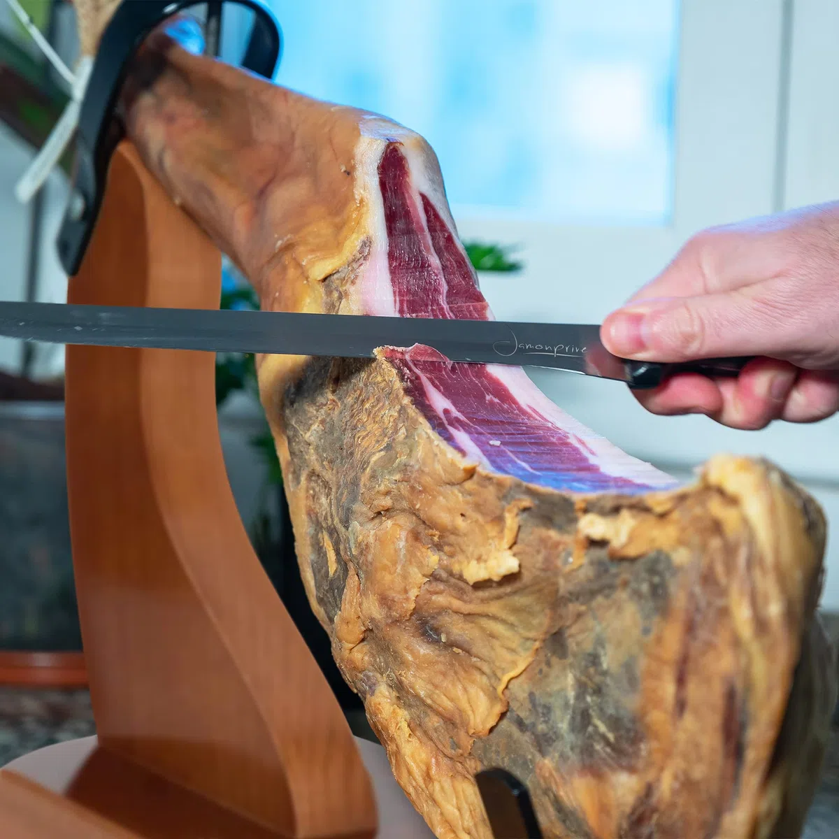Soporte Jamonero Lacado Nogal y Gomas Antideslizantes + Cuchillo + Chaira - Jamonera ideal para Jamón Serrano e Ibérico Jamonprive