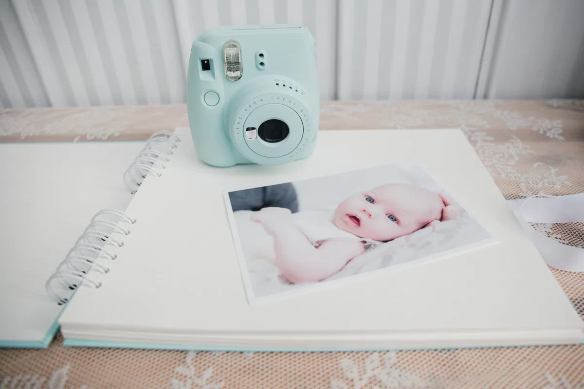 Never Ever Land - Álbum de fotos (30 x 25 cm, 80 páginas, 250 g, tapa dura con un nudo para cerrar, perfecto para nacimiento, bebés, bodas y álbumes de familia, color azul